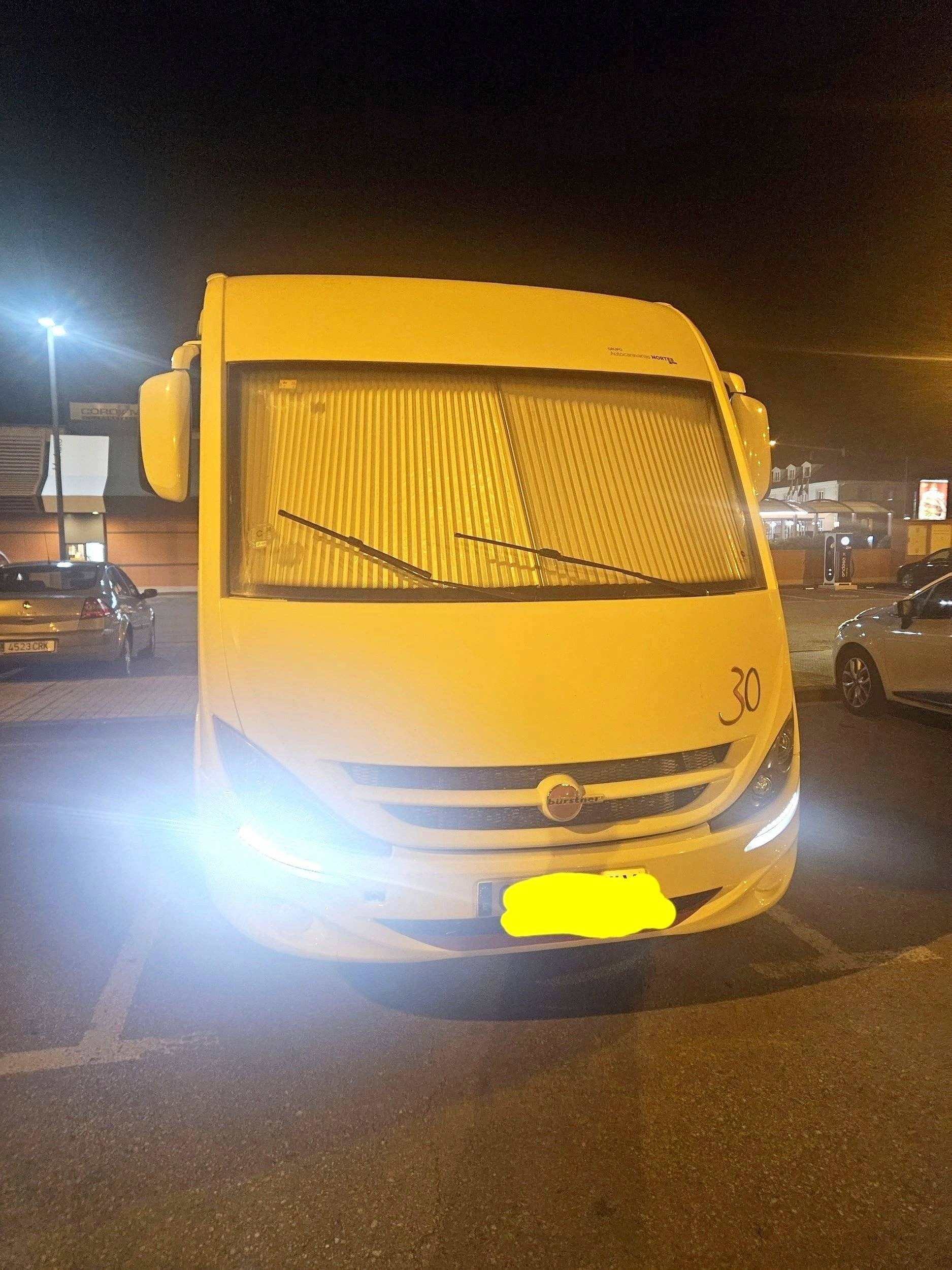 Front view from 3/4 Fiat Al-Ko 2,3 l Multijet 130 ch. - Yescapa