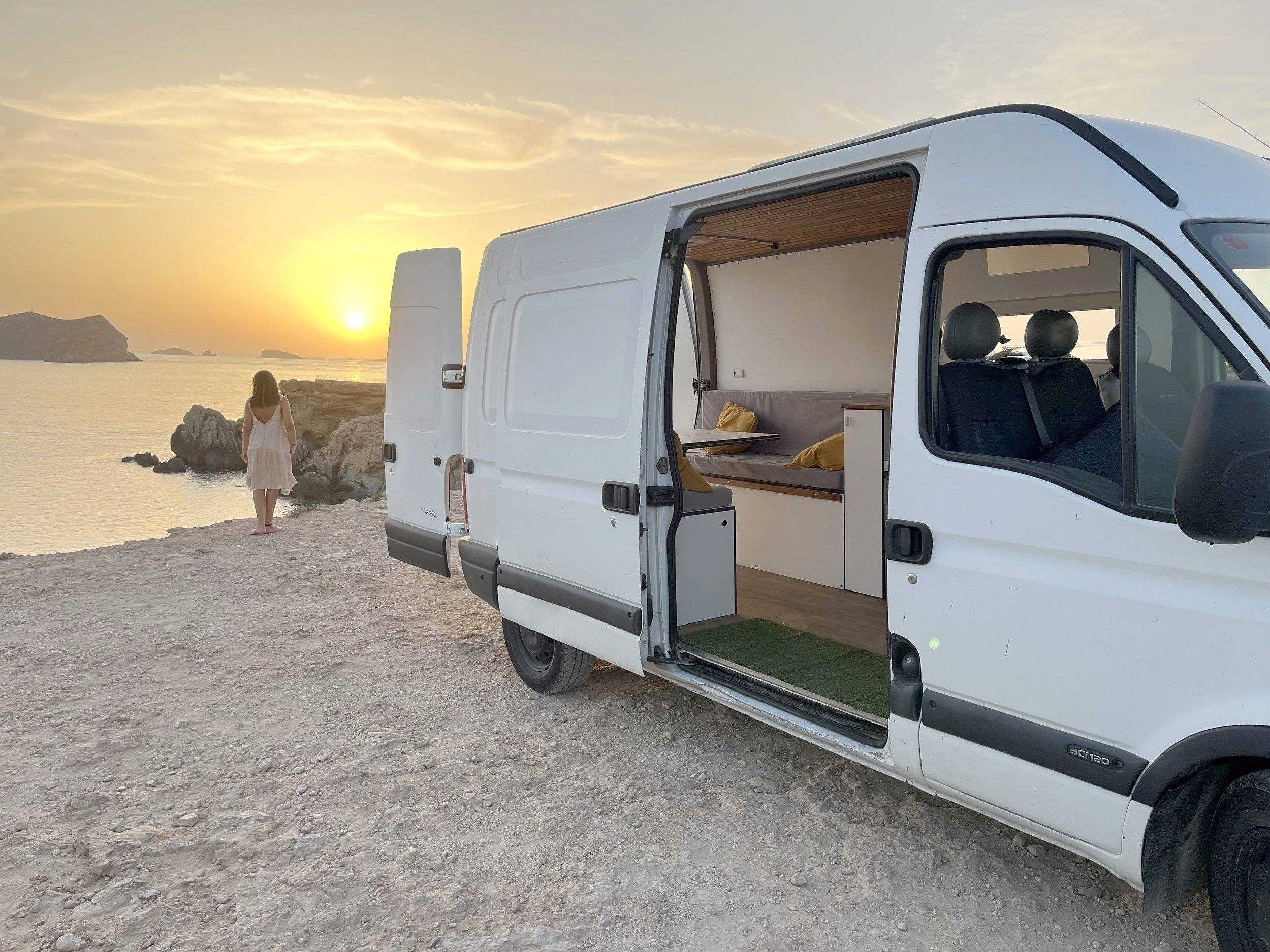 Vista frontale a ¾ Renault Master 2,5 l dCi 120 ch. - Yescapa
