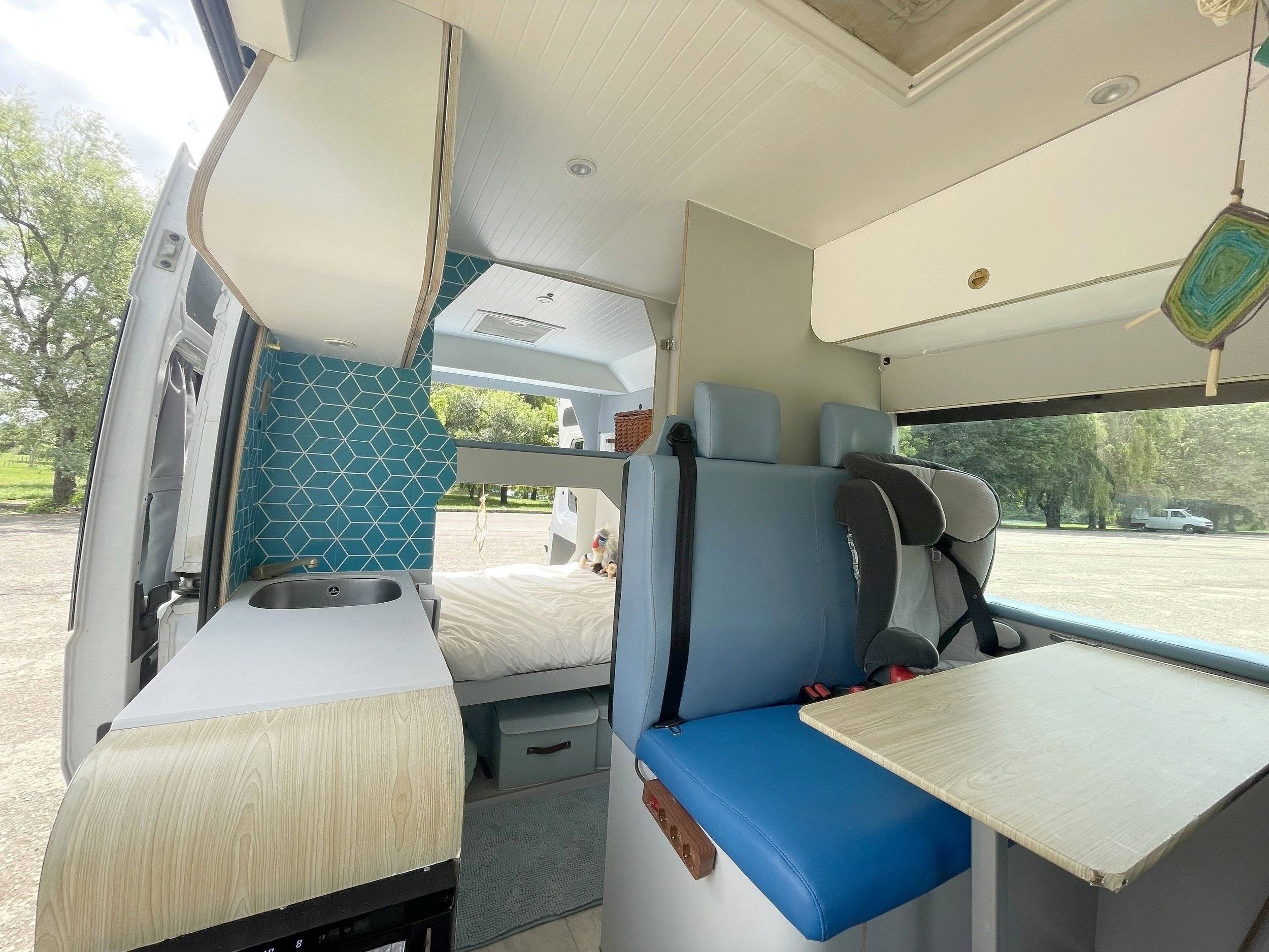 Área de jantar Fiat Ducato 2.0 l 115 ch - Yescapa
