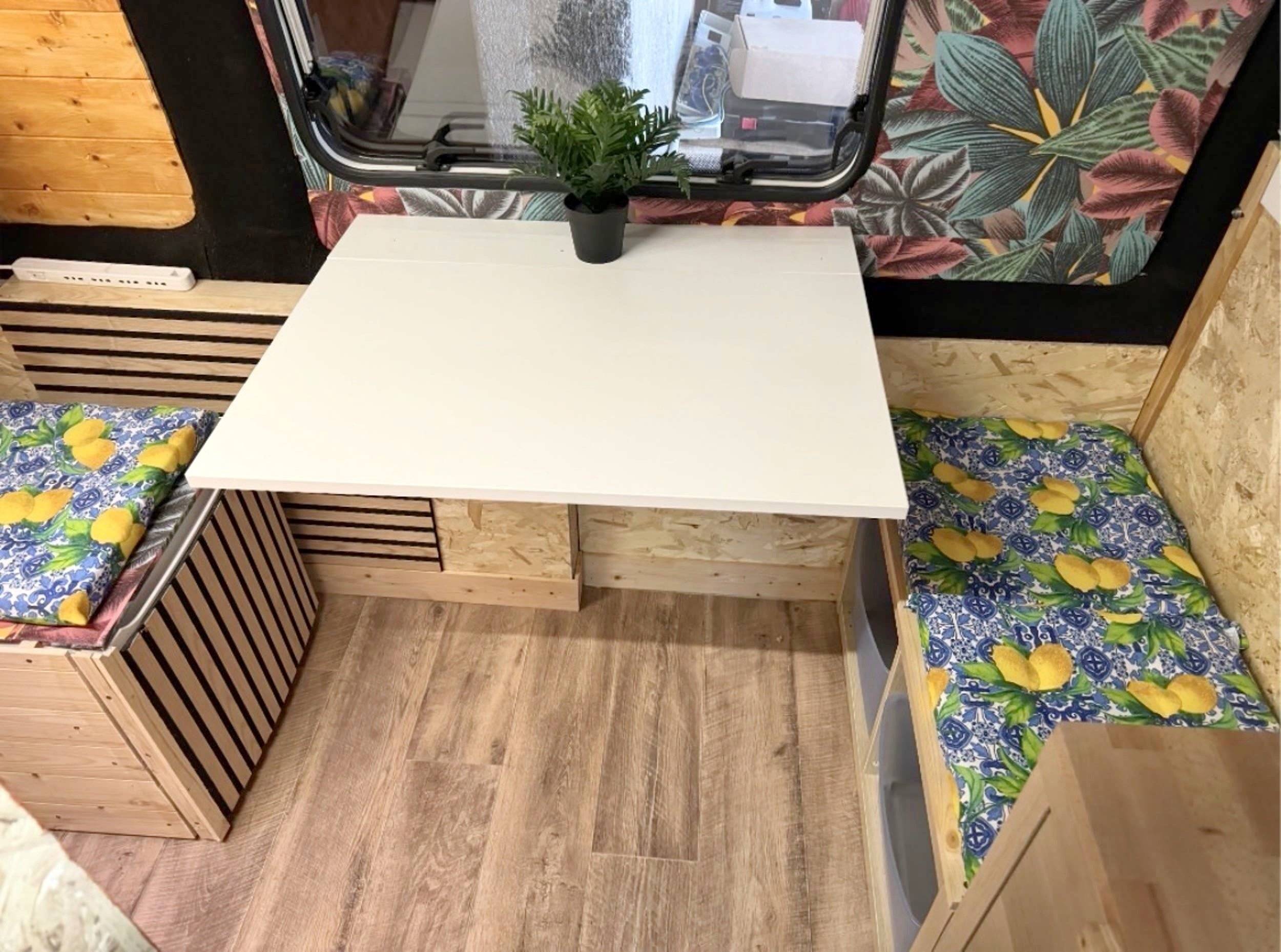 Dining Area Ford Transit 2,2 l 140 ch - Yescapa