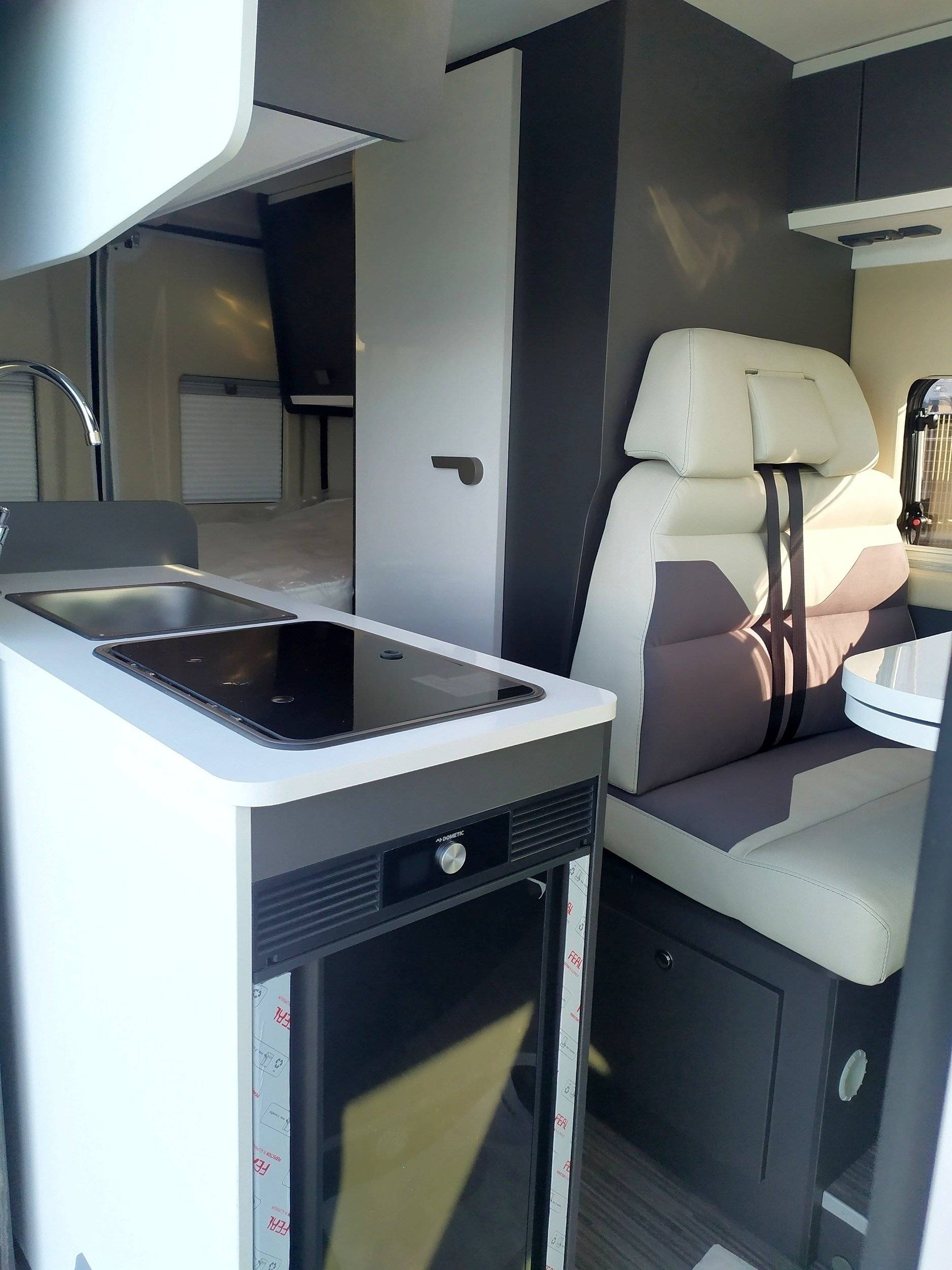 Dining Area casualvan - Yescapa