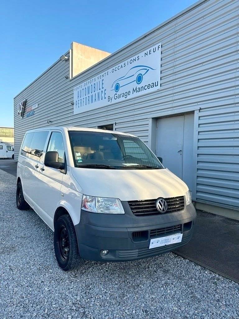 Front view from 3/4 Volkswagen T5 2,5 l 130 ch - Yescapa