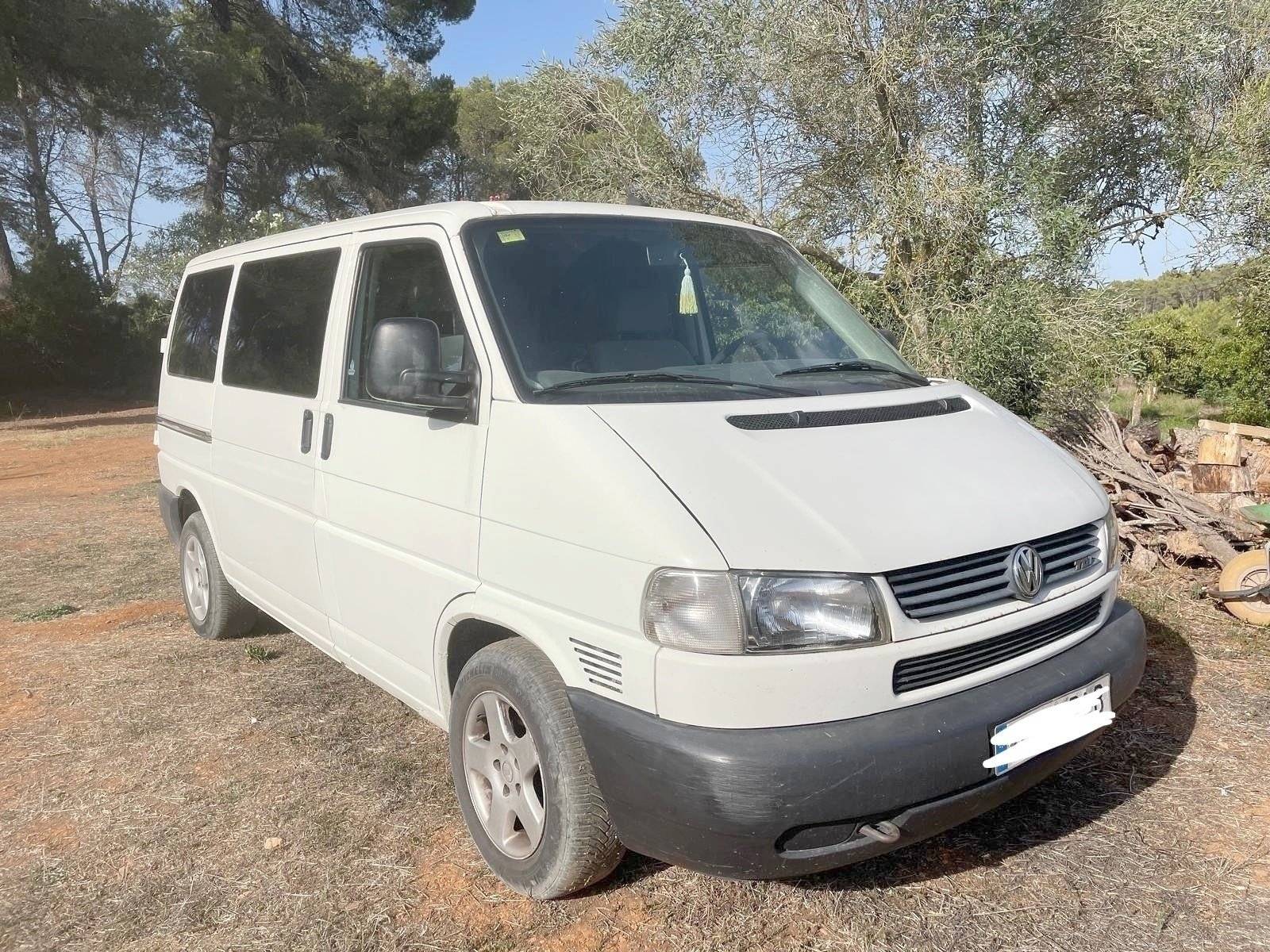 Front view from 3/4 Volkswagen Combi VW - Yescapa