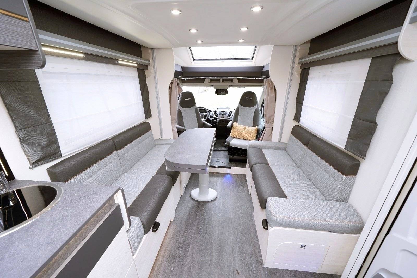 Dining Area Ford Transit 170 cv - Yescapa