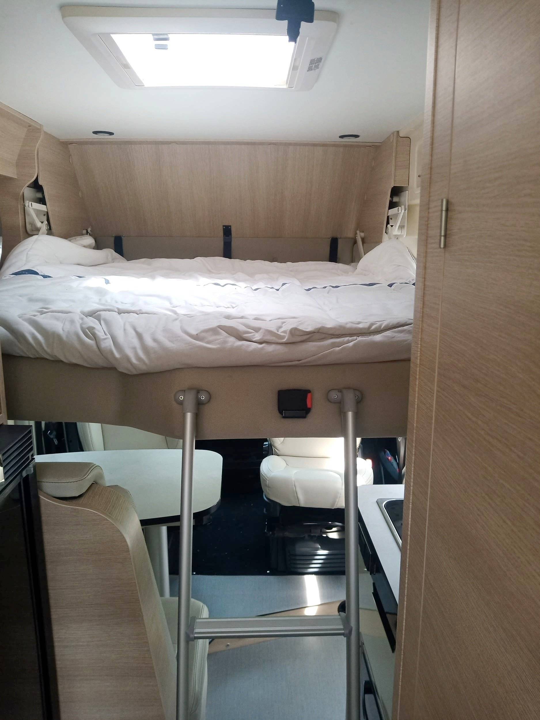 Berth Peugeot Boxer 2,2l HDI 165 PS - Yescapa
