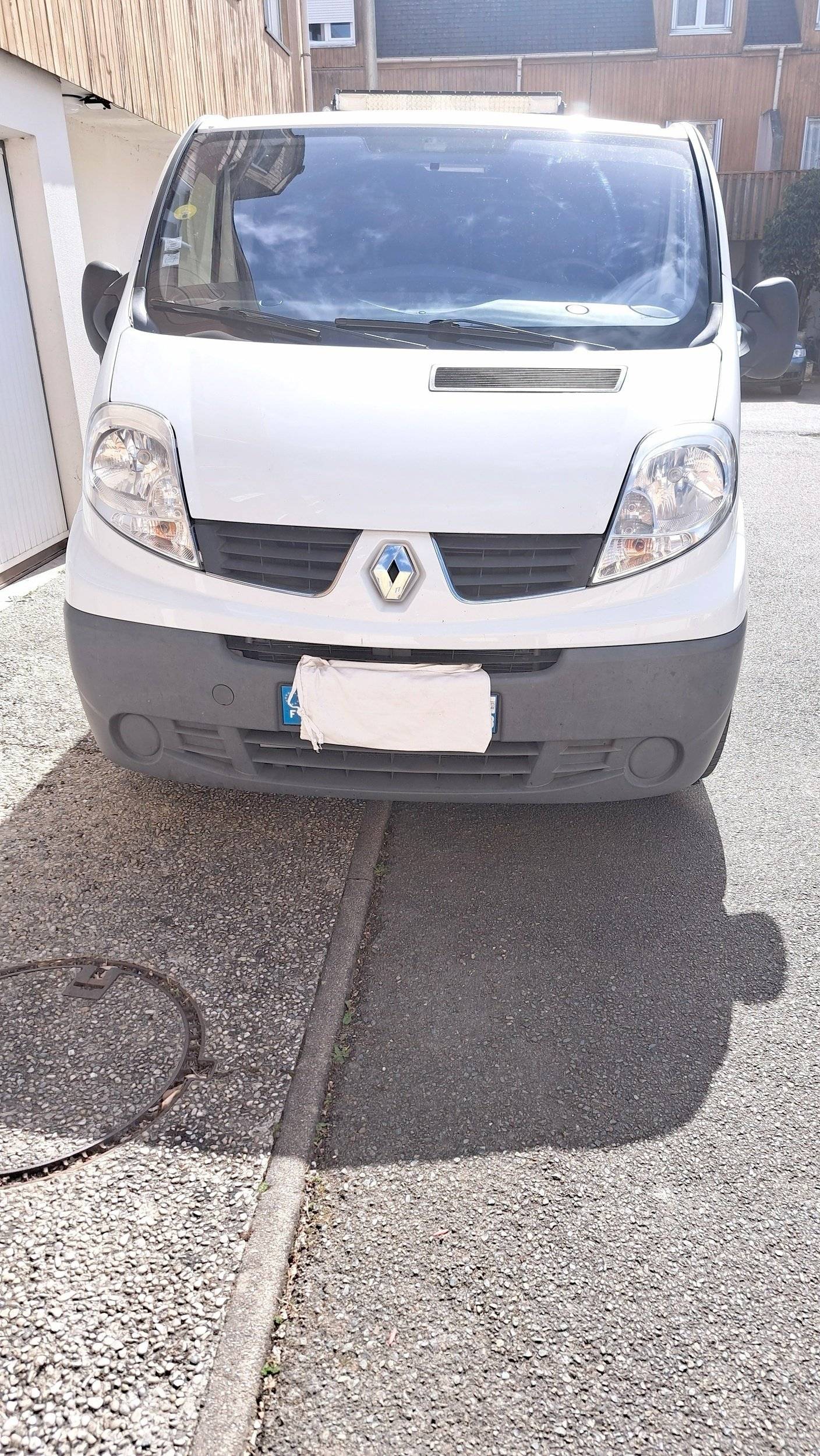 Vista del vehículo ángulo delantero Renault 2,0 l 90 ch - Yescapa