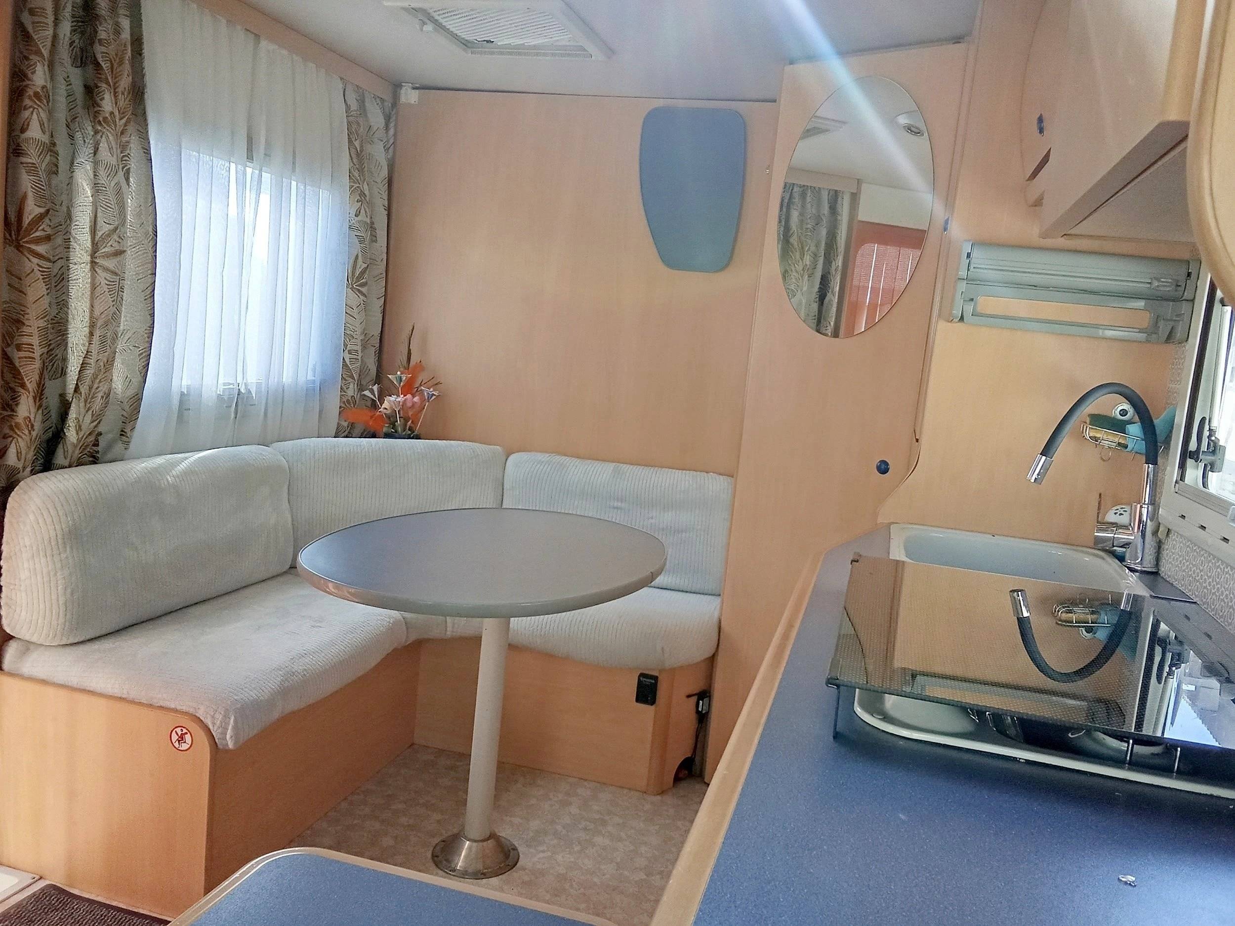 Dining Area Fiat Ducato 1.9 - Yescapa