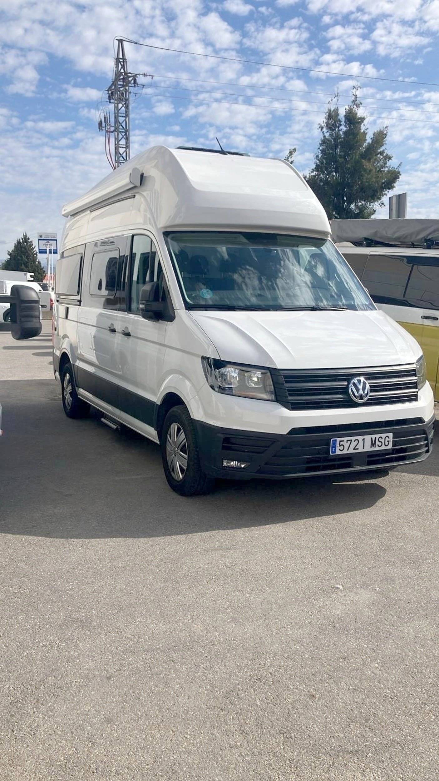 Front view from 3/4 Volkswagen - Yescapa