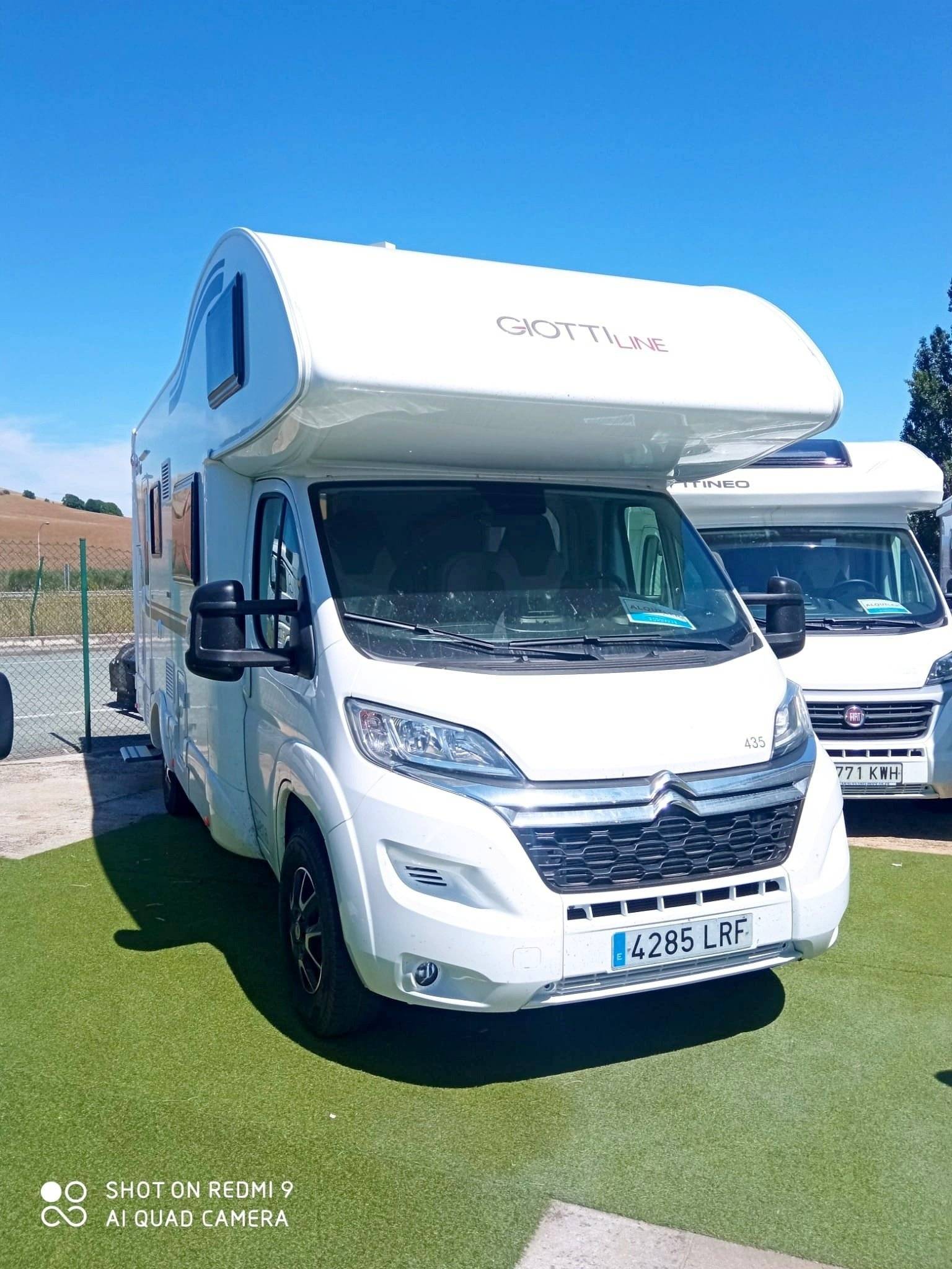 Front view from 3/4 Citroën jumper - Yescapa
