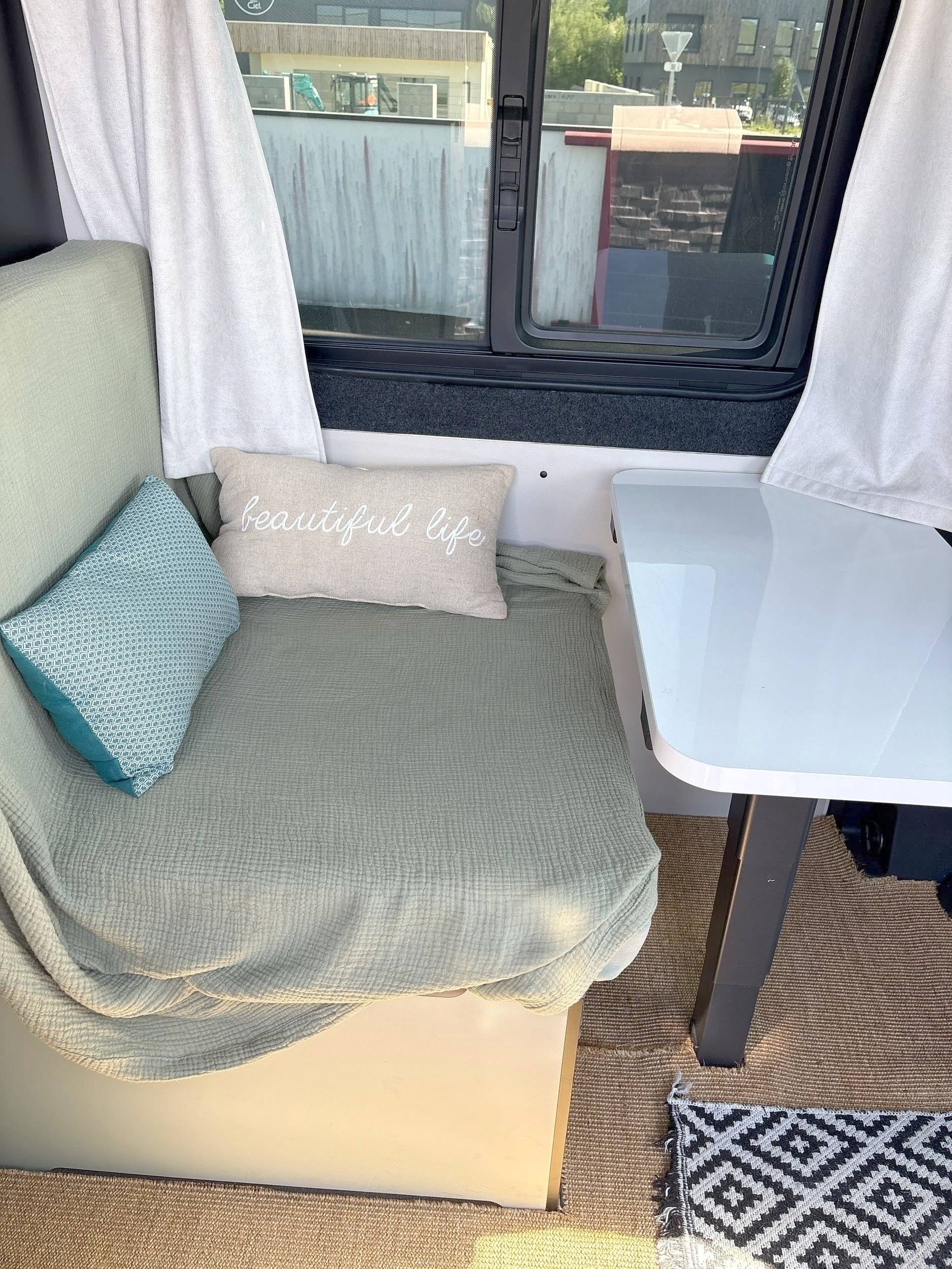 Dining Area Mercedes Sprinter 2,2 l 190 ch - Yescapa