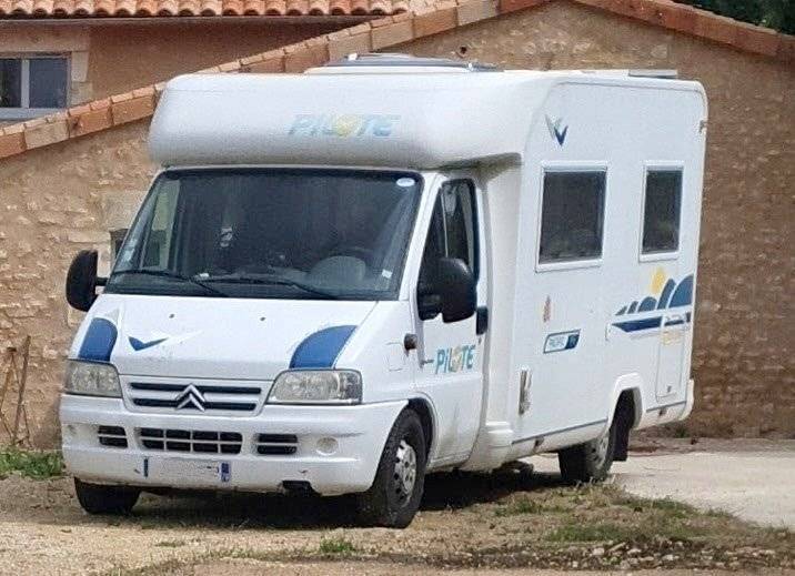 Vista de 3/4 Citroën Jumper 2,8 HDI 127 cv - Yescapa