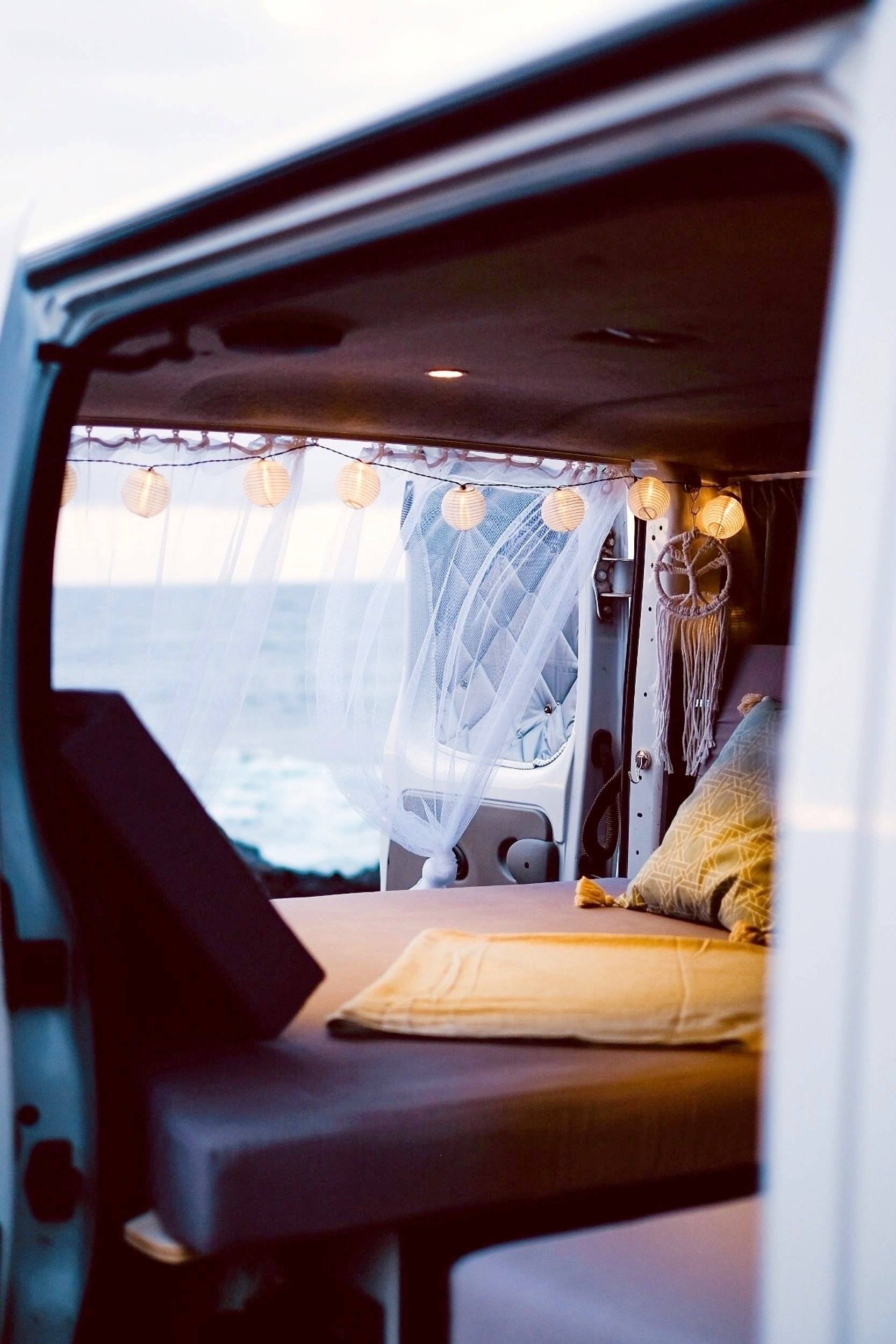 Vista frontale a ¾ Nissan primastar - Yescapa