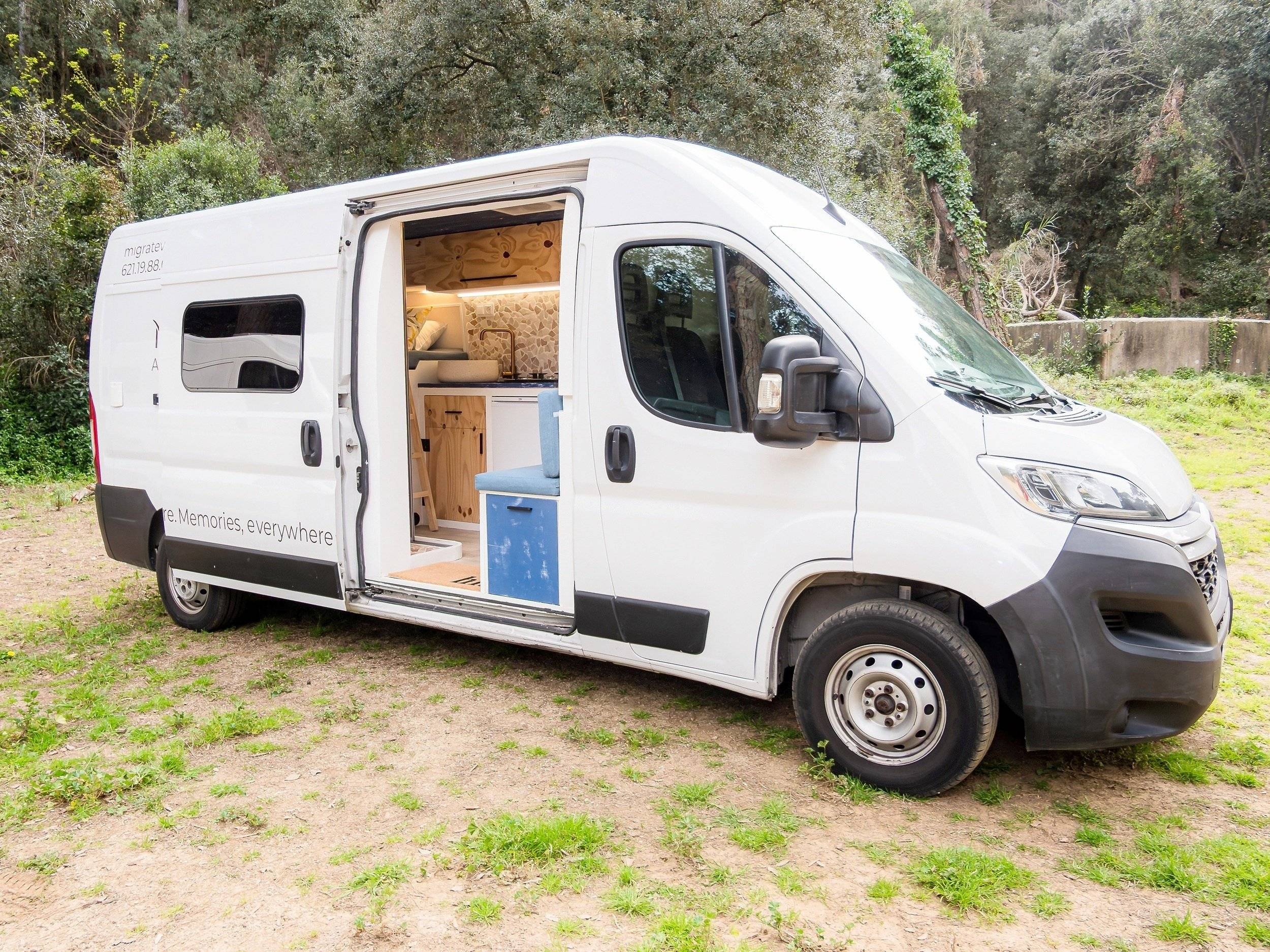 Vista del vehículo ángulo delantero Citroën Jumper 2,2 l 120 ch - Yescapa