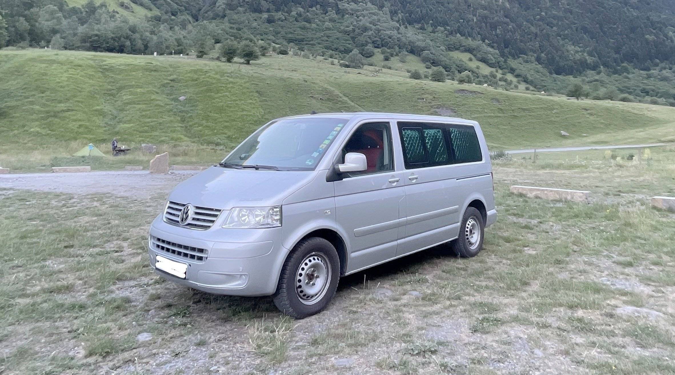 Vista del vehicle angle davanter Volkswagen MULTIVAN 2,5 TDI 150 cv - Yescapa