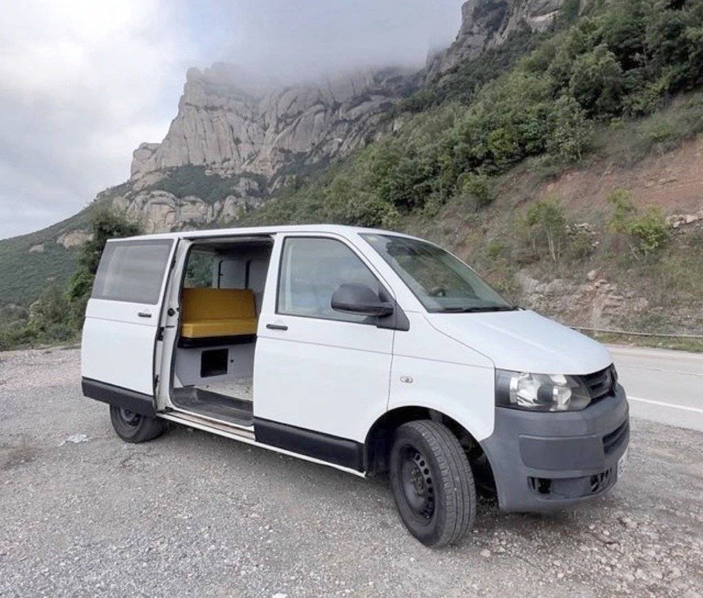 Front view from 3/4 Volkswagen T5 TDI 104 ch - Yescapa