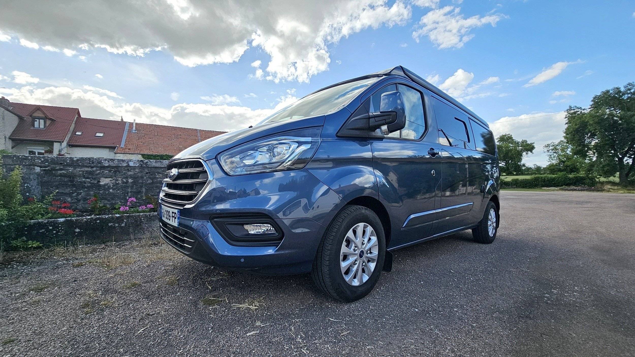 Front view from 3/4 Ford - Yescapa