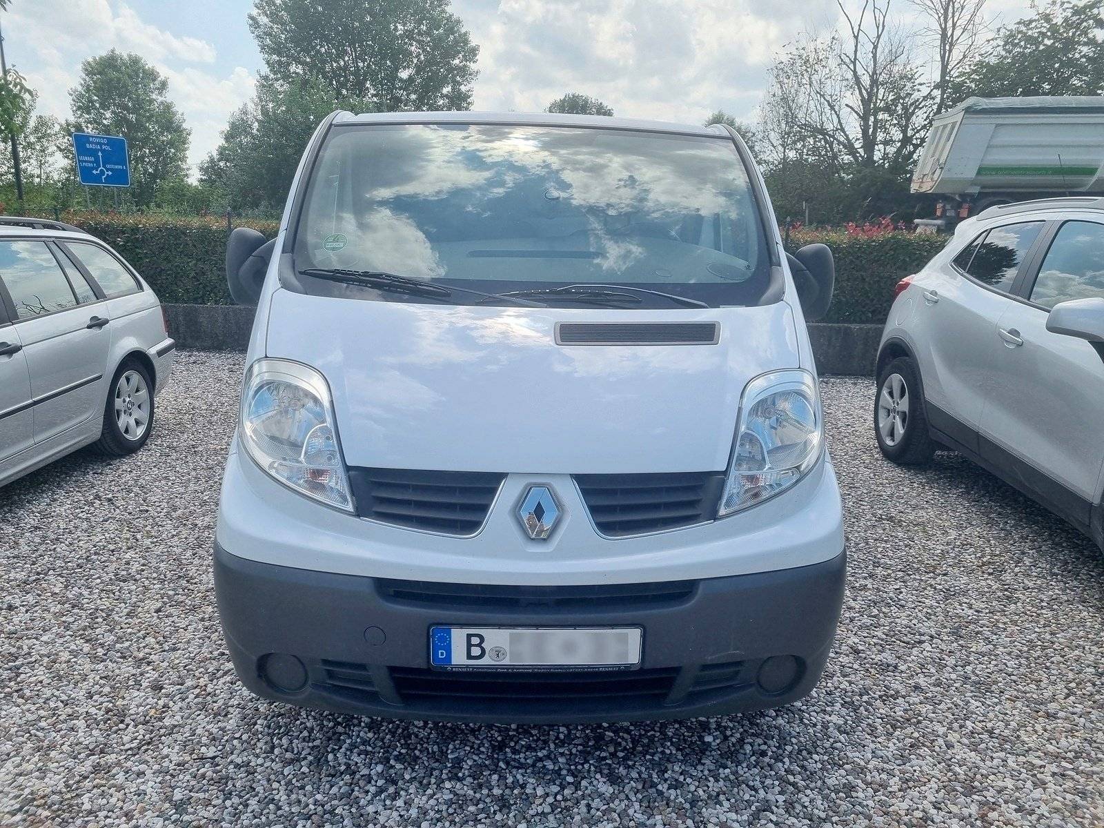 Vue avant de 3/4 Renault Renault Trafic - Yescapa