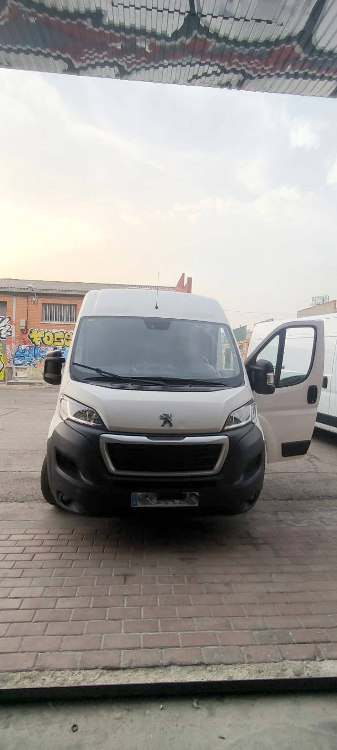 Voorkant 3/4 Peugeot Boxer 2.2 BlueHdi 140 CH - Yescapa