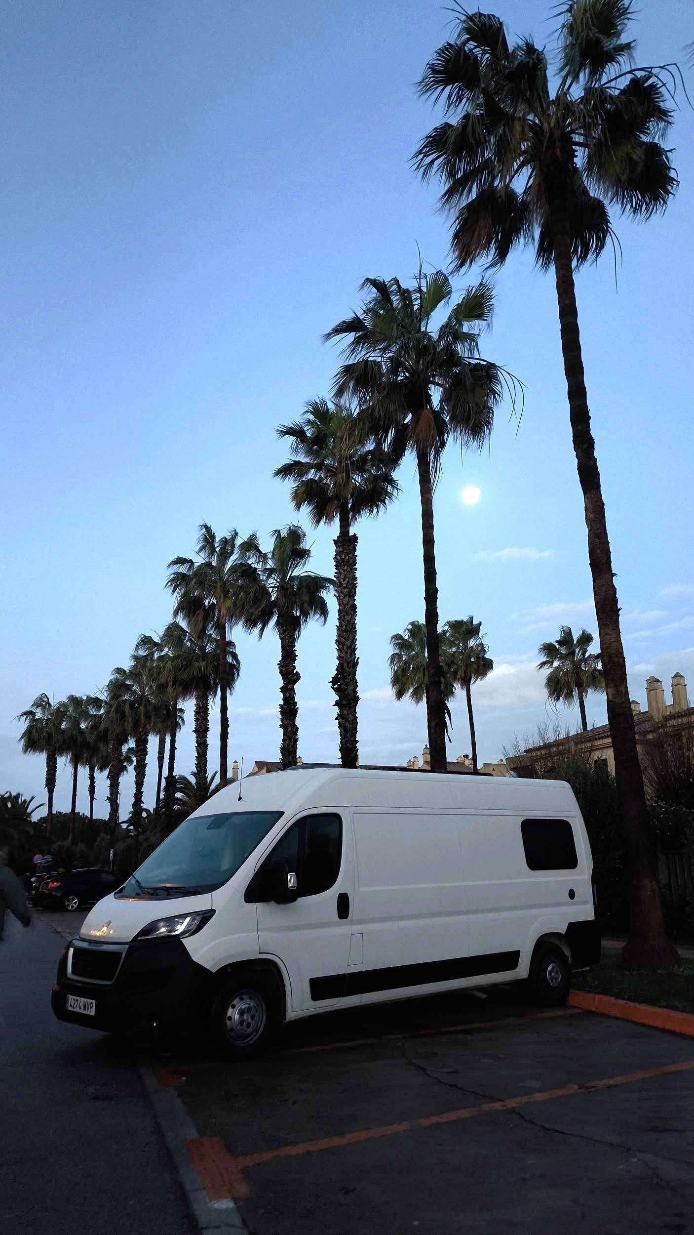 Front view from 3/4 Peugeot Boxer 2.2 BlueHdi 140 CH - Yescapa