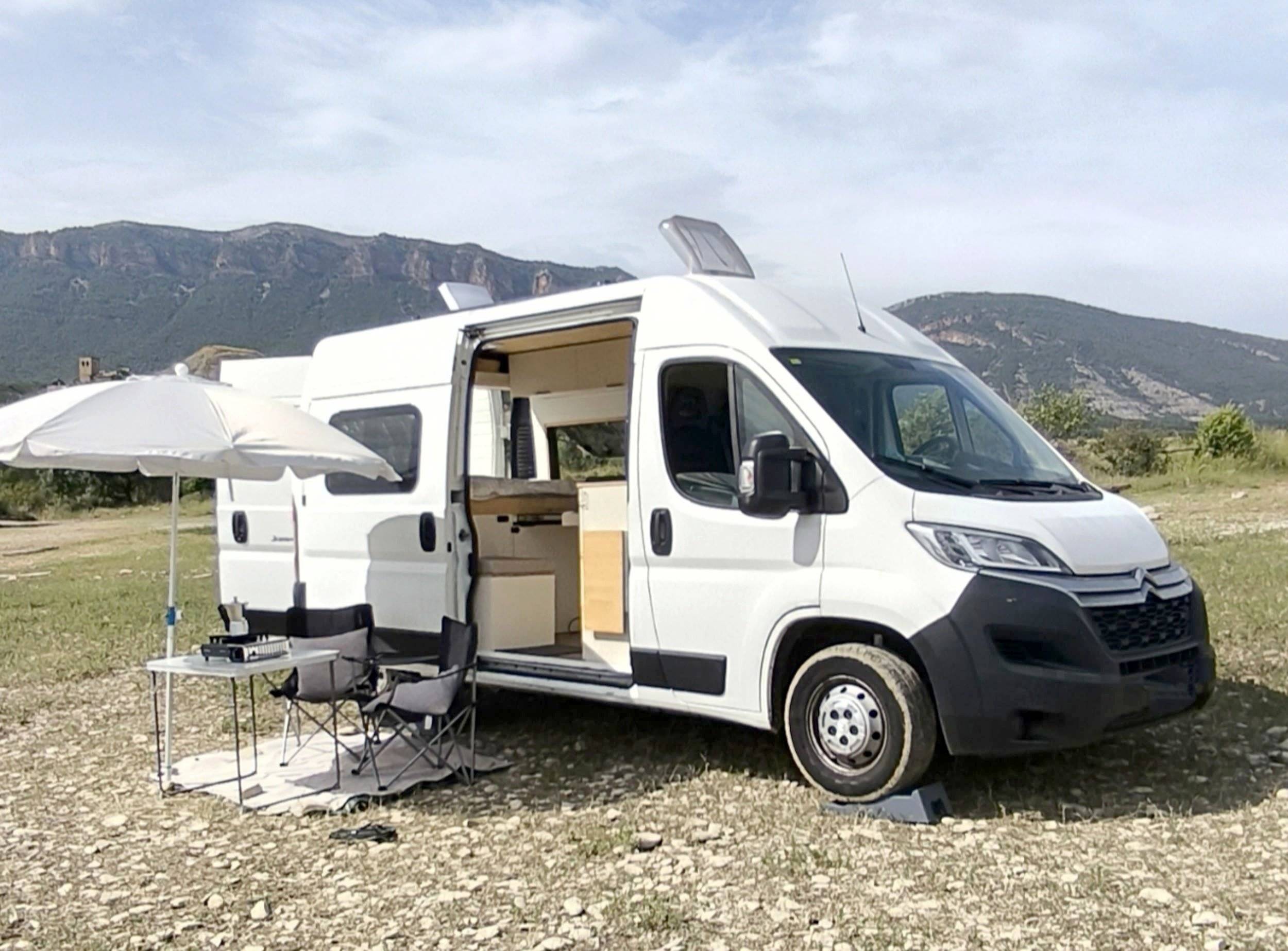 Front view from 3/4 Peugeot Boxer 2.2 BlueHdi 140 CH - Yescapa