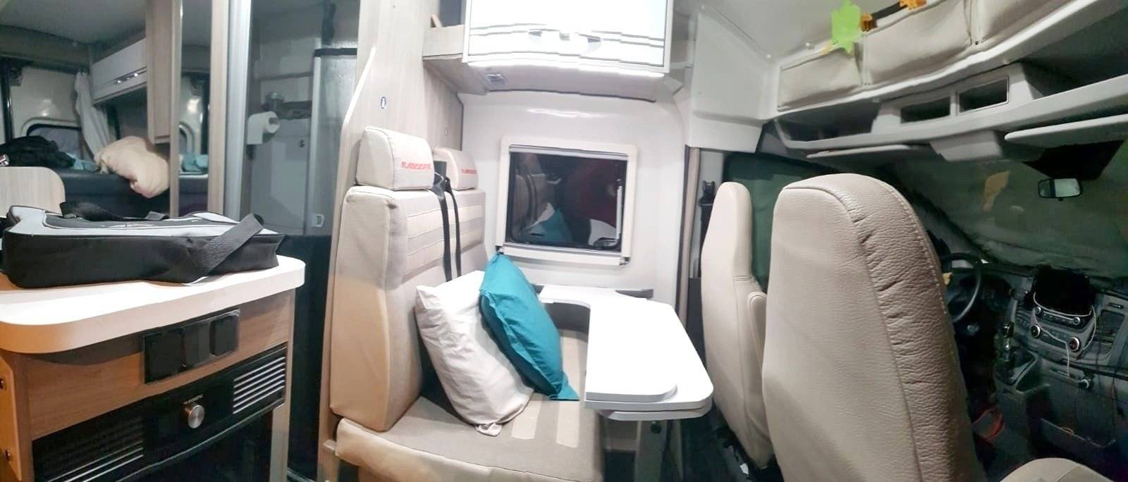 Área de jantar Ford ford transit - Yescapa