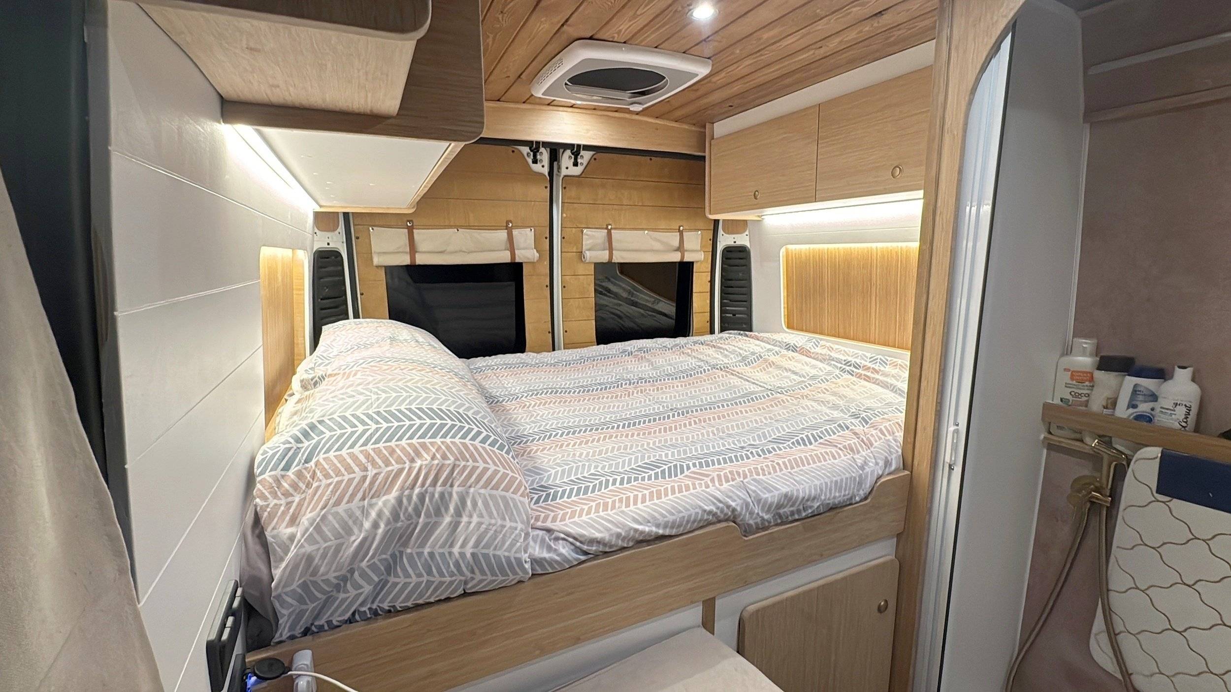 Berth Citroën Jumper 2,2 l Blue HDI 165 PS - Yescapa