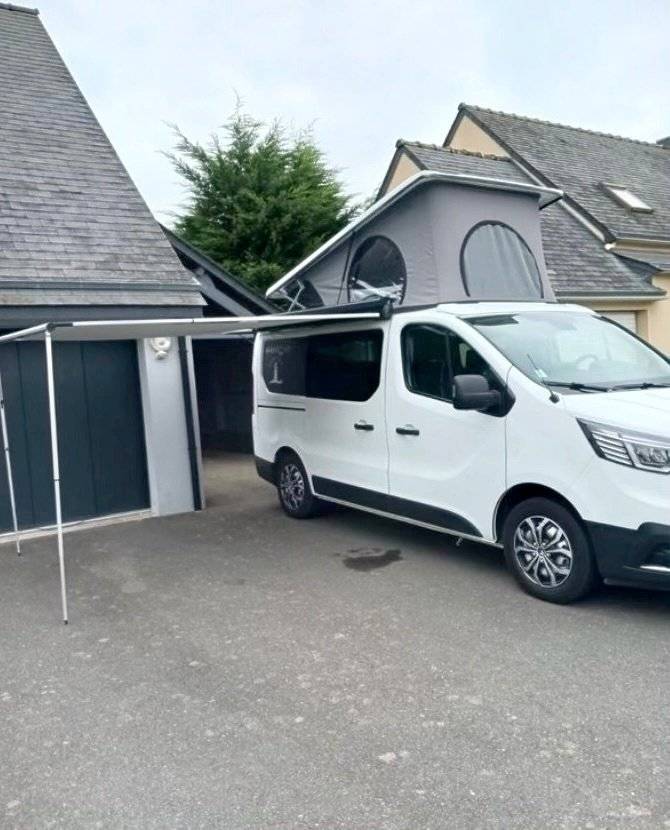 Vue avant de 3/4 Renault Renault Trafic - Yescapa