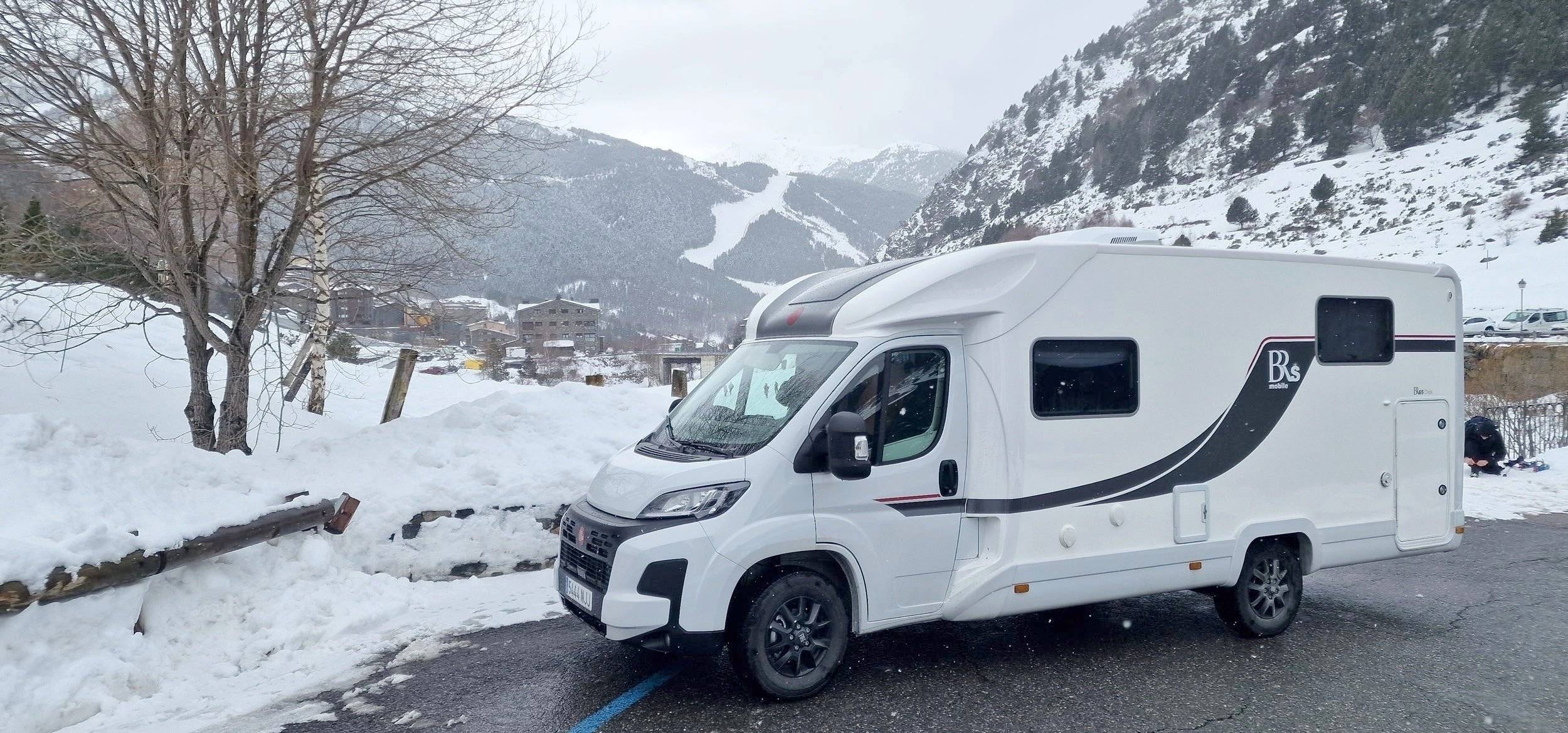 Vue avant de 3/4 Fiat 2,3 l 130 ch - Yescapa