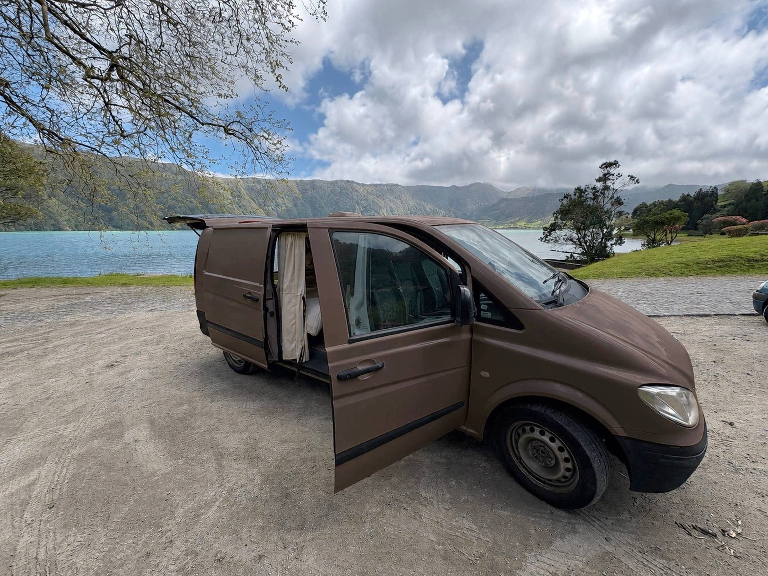 Vue avant de 3/4 Mercedes Vito 111 CDI 116 ch - Yescapa