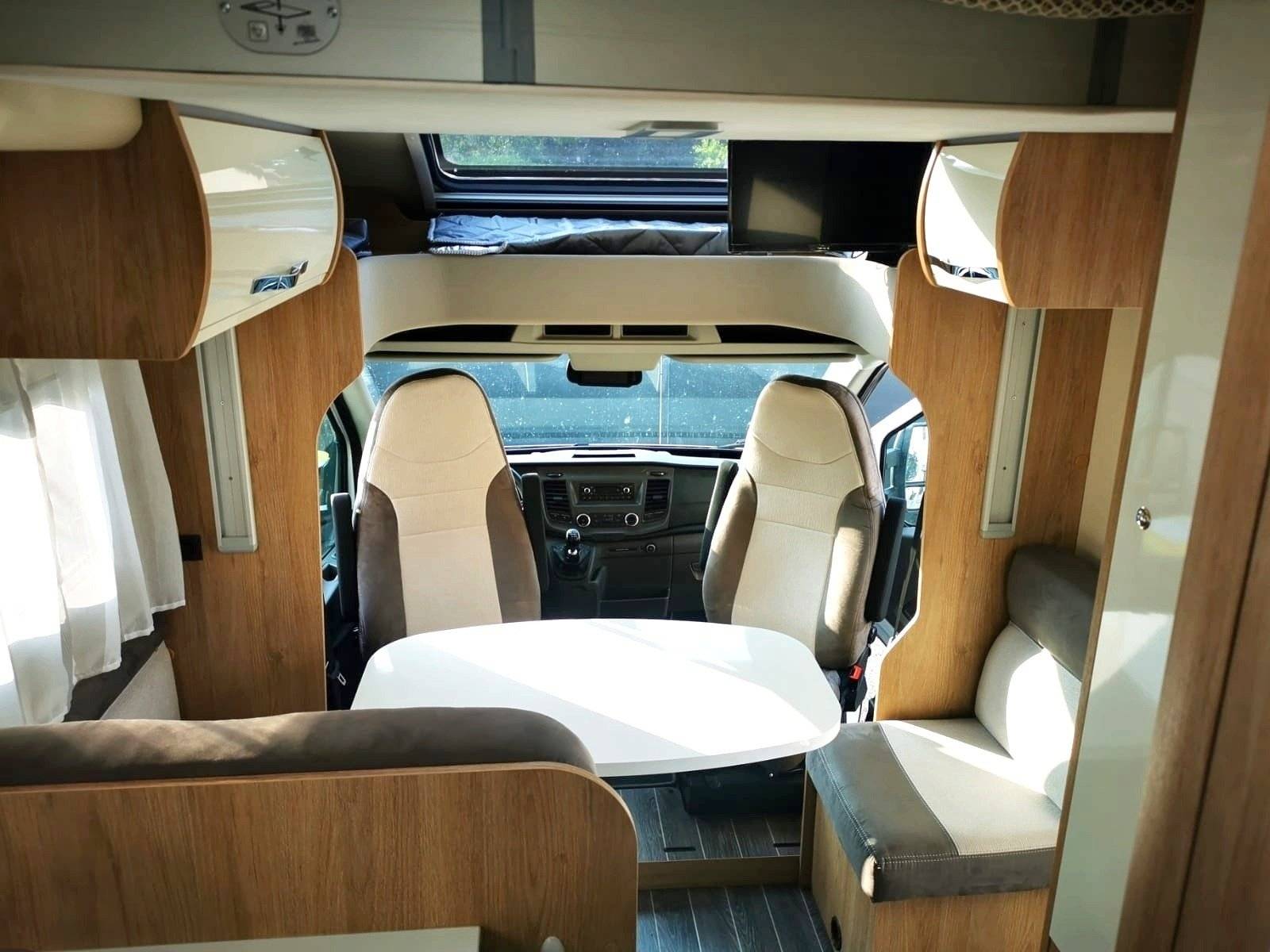 Dining Area Ci  ford transit 2,0 TDCI 130 - Yescapa