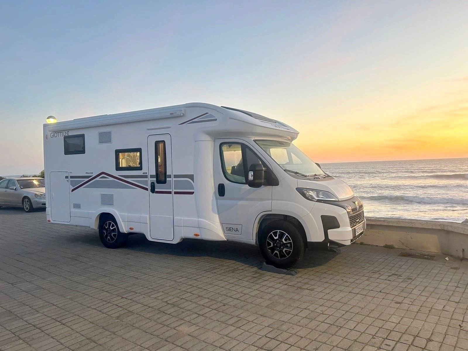 Front view from 3/4 Peugeot Boxer 2.2 Blue HDI 140ch - Yescapa