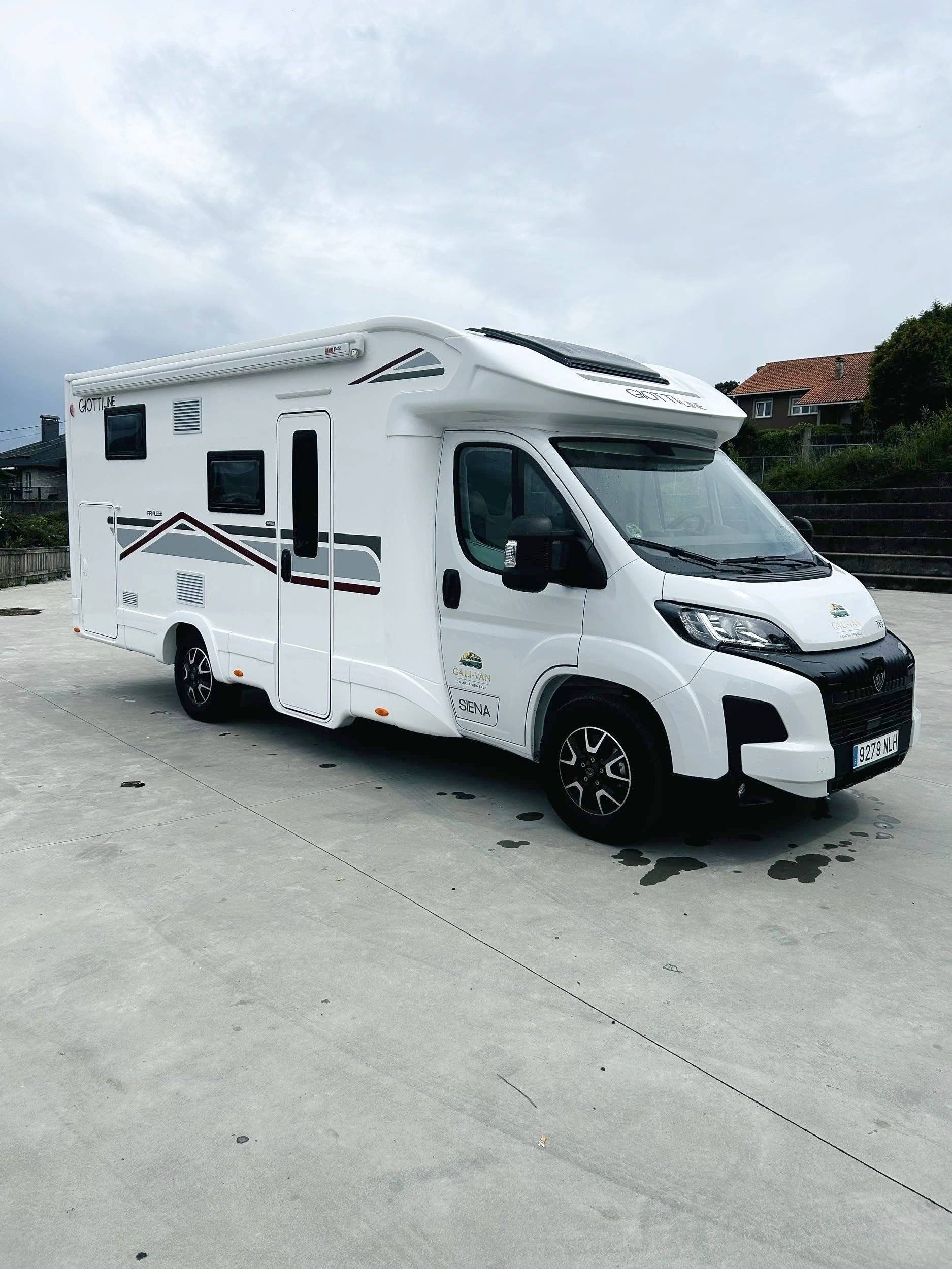 Voorkant 3/4 Peugeot Boxer 2.2 Blue HDI 140ch - Yescapa