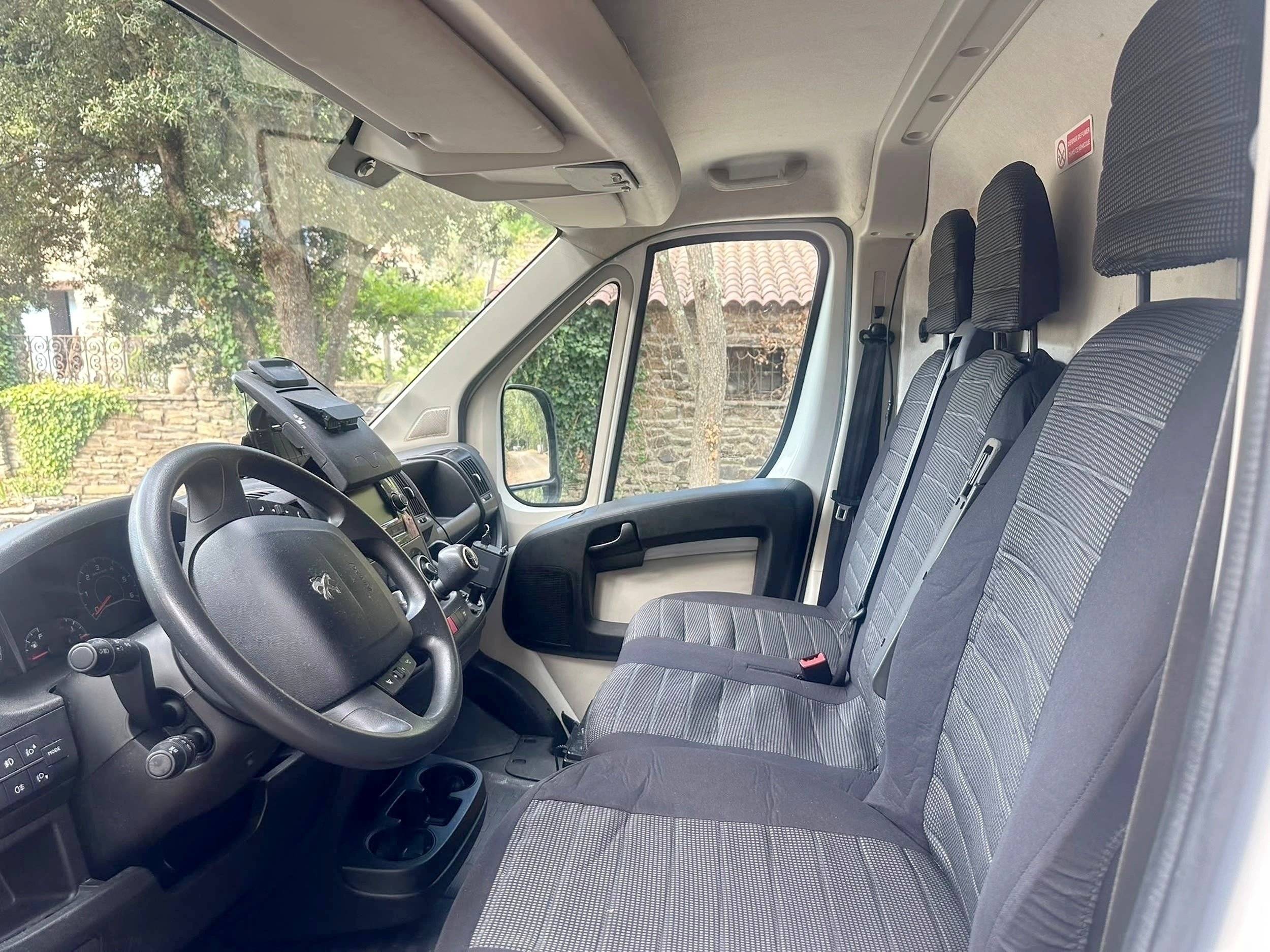 Driver's compartment Peugeot Boxer - Yescapa