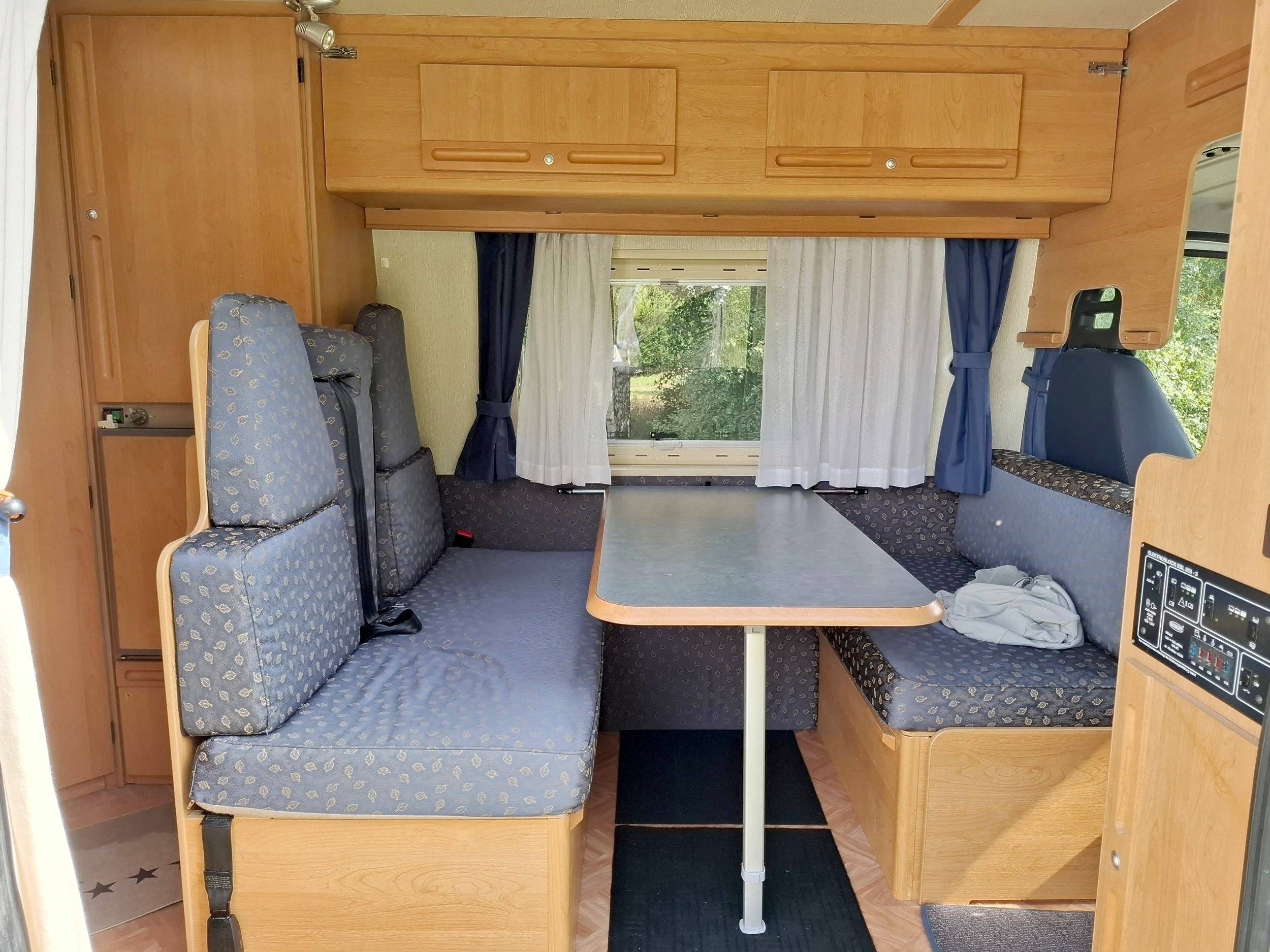Dining Area Fiat Ducato 2.8 JTD 127 ch - Yescapa