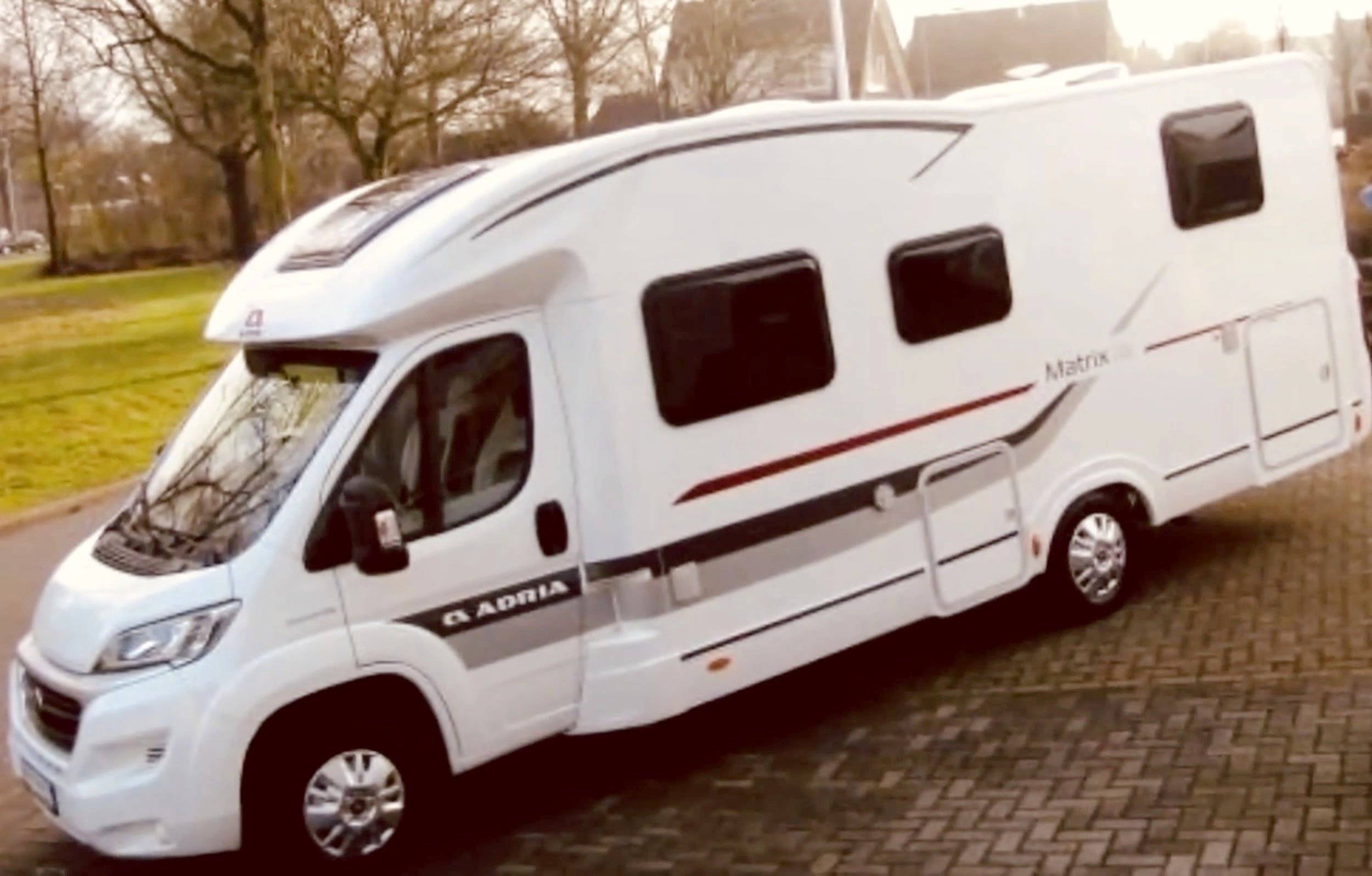 schräge Vorderansicht Fiat 2,3 l 130 ch. - Yescapa