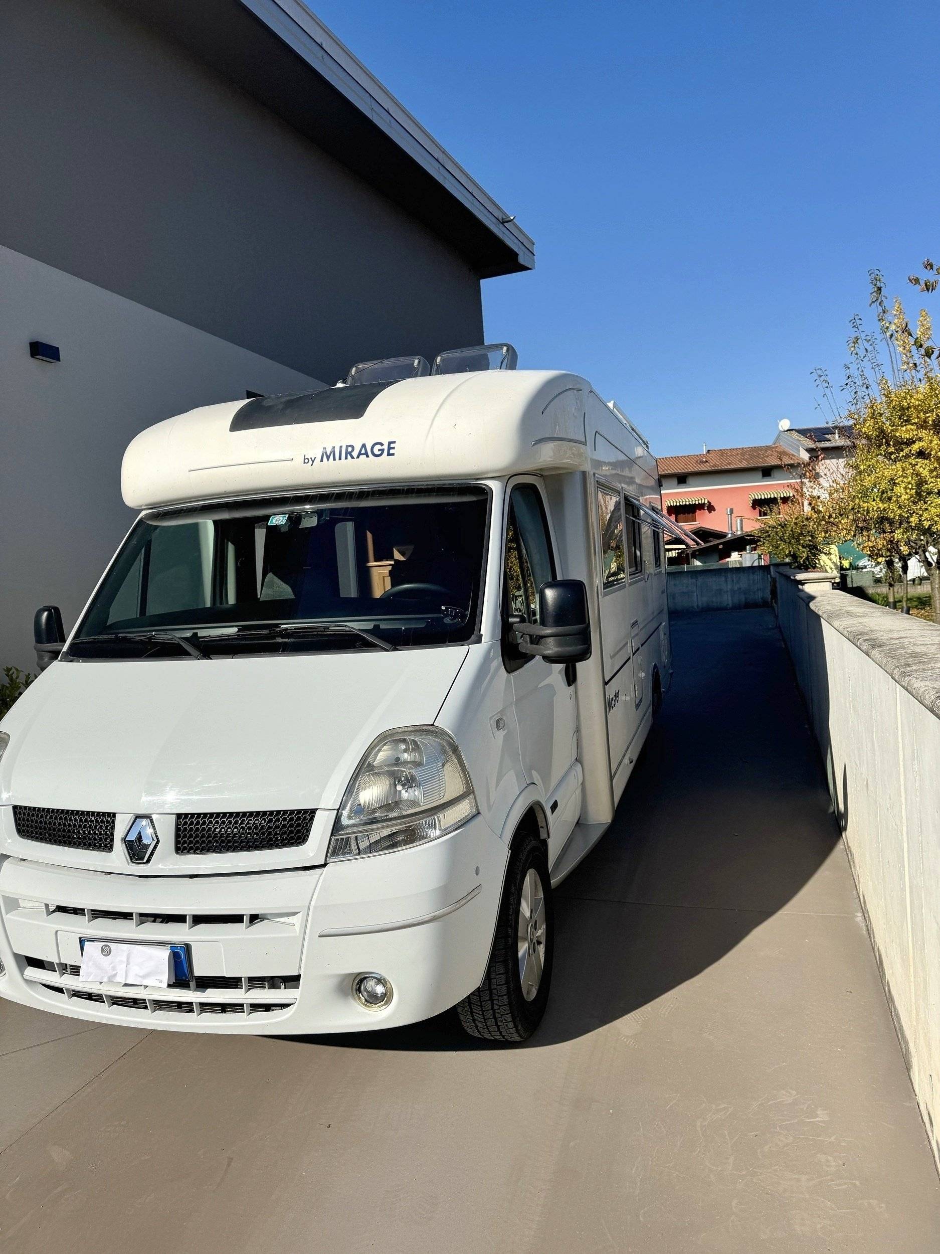 Vista del vehículo ángulo delantero Renault Master 2,5 l dCi 120 ch. - Yescapa