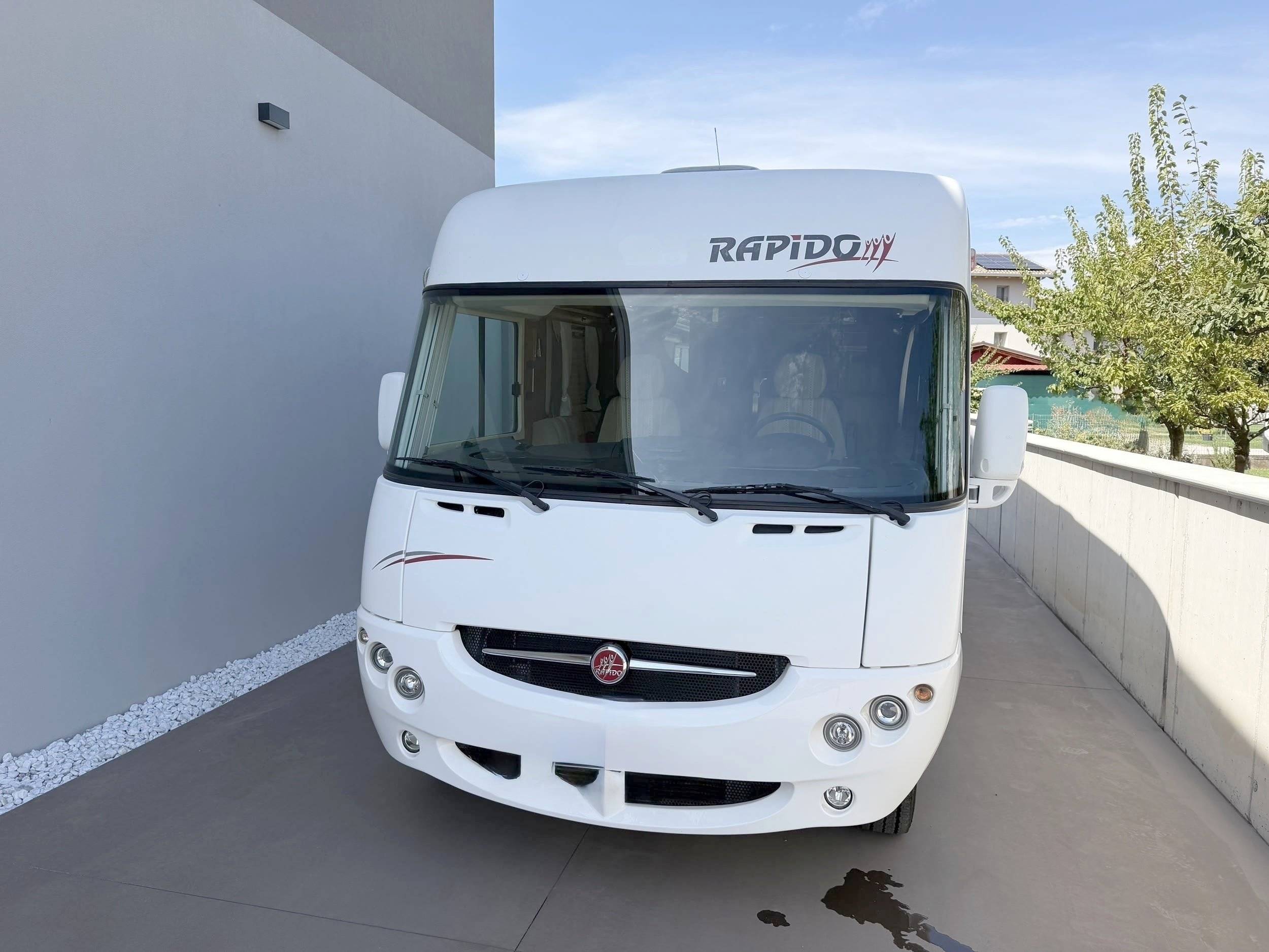 Vista frontale a ¾ Renault Master 2,5 l dCi 120 ch. - Yescapa