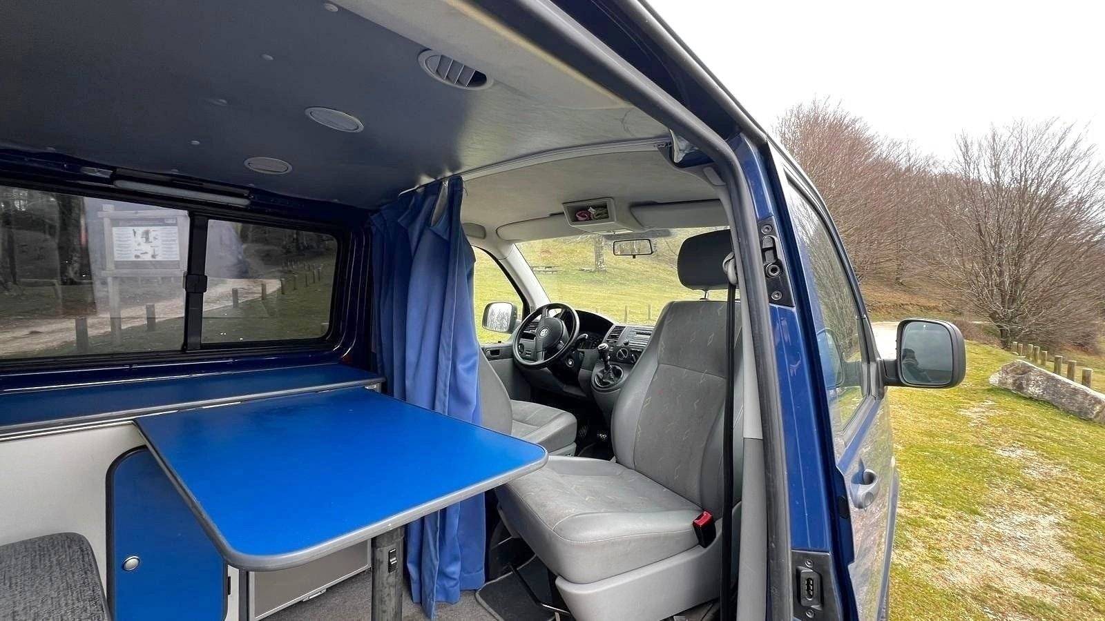 Dinette Volkswagen T5 2,5 l 130 ch - Yescapa