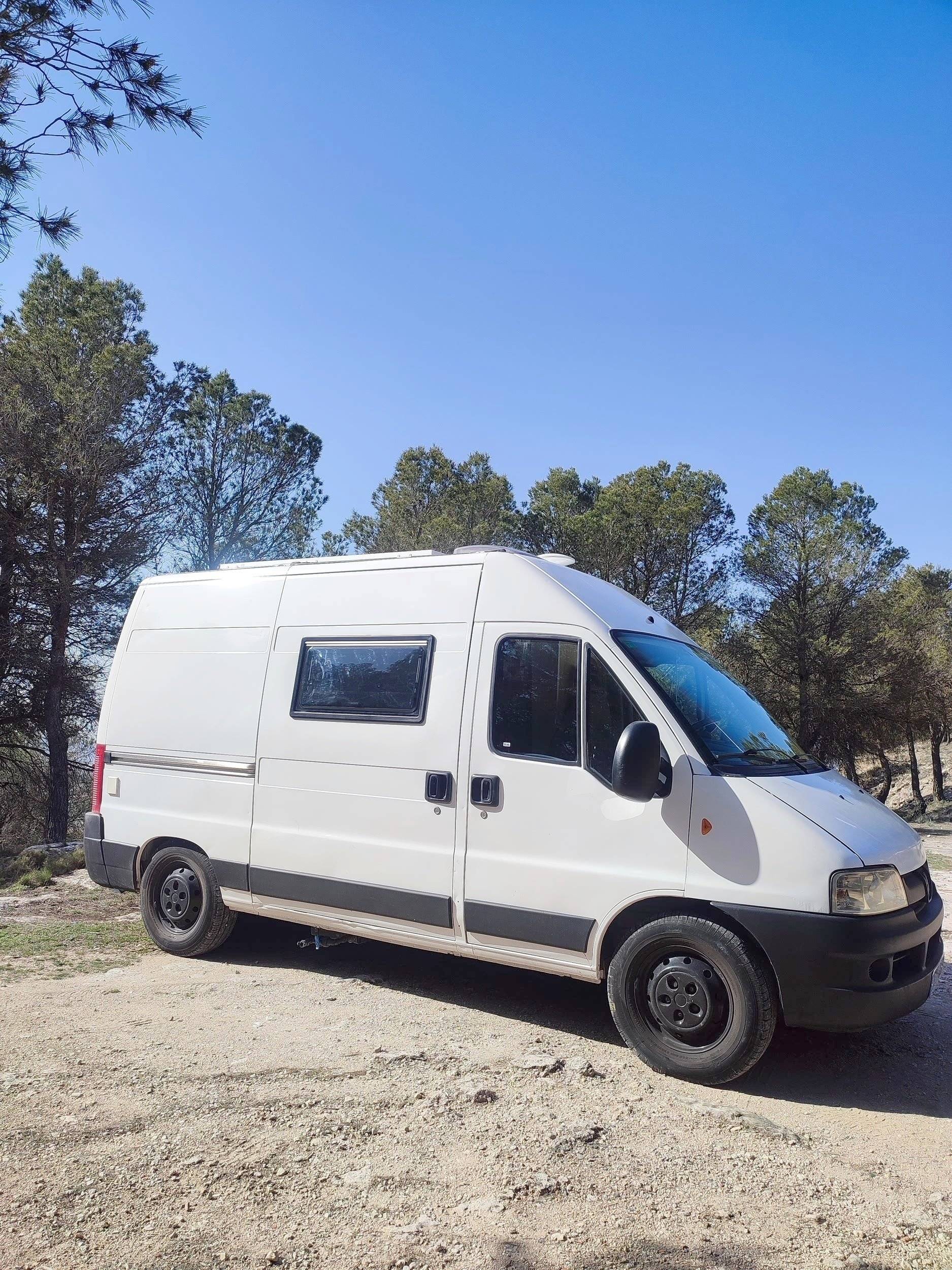 Vue avant de 3/4 Peugeot Boxer 2,8 HDI - Yescapa