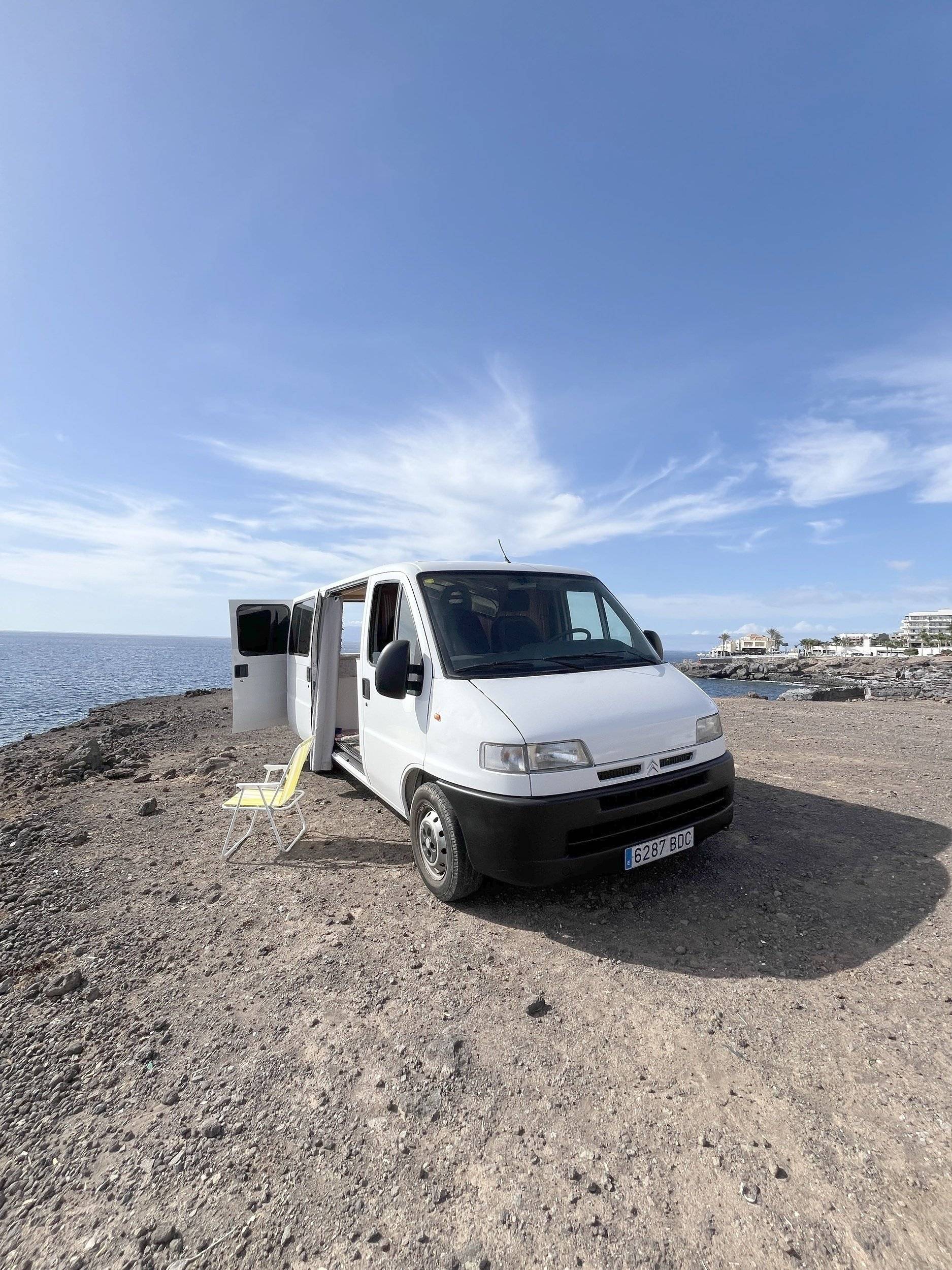 Vue avant de 3/4 Citroën jumper 2.5 TD - Yescapa