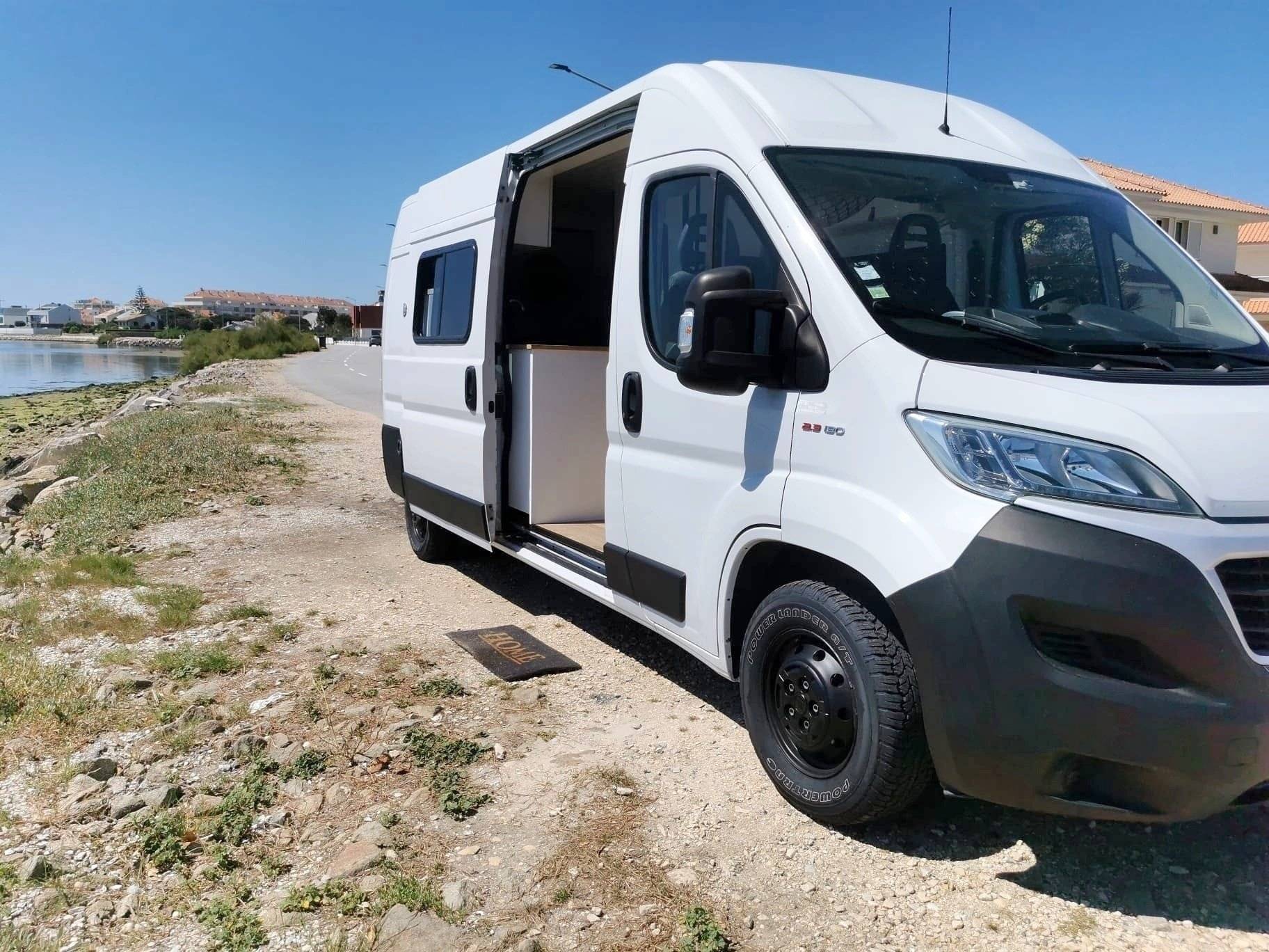 Vista frontale a ¾ Fiat Ducato 2,3 l 130 ch. - Yescapa