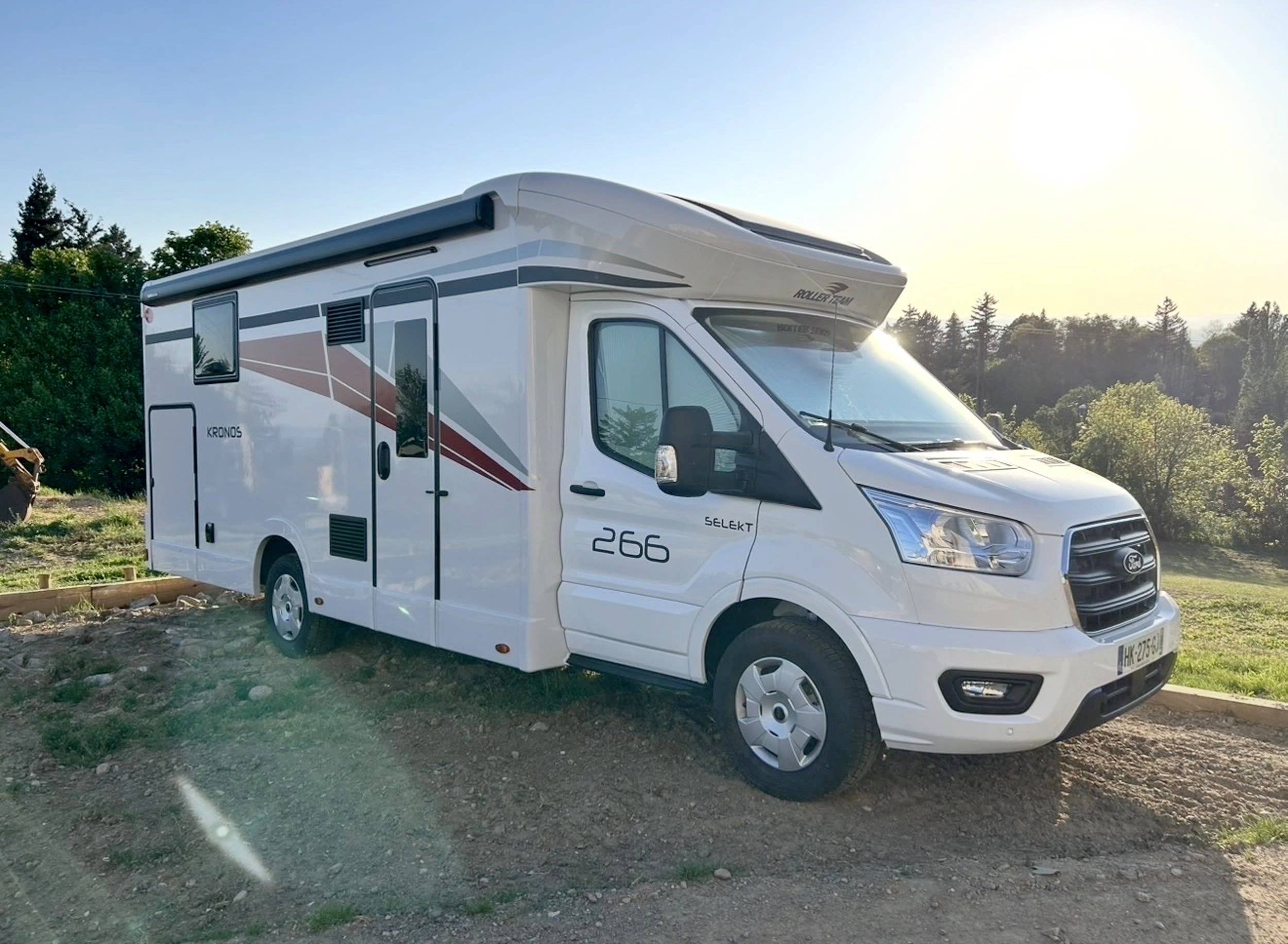 Front view from 3/4 Ford Transit 2,0 l 160 ch - Yescapa