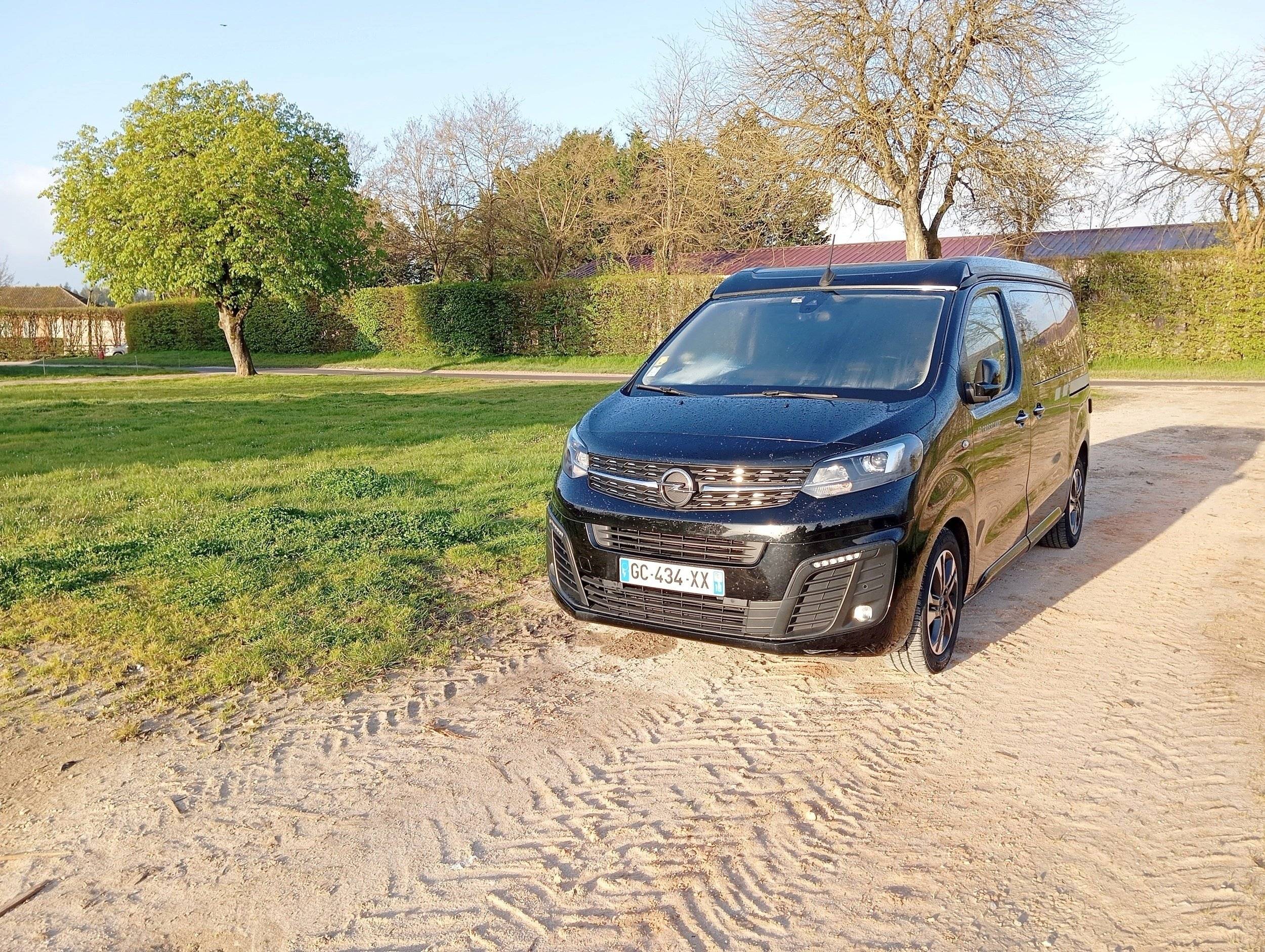 Vista de 3/4 Opel ZAFIRA LIFE - Yescapa