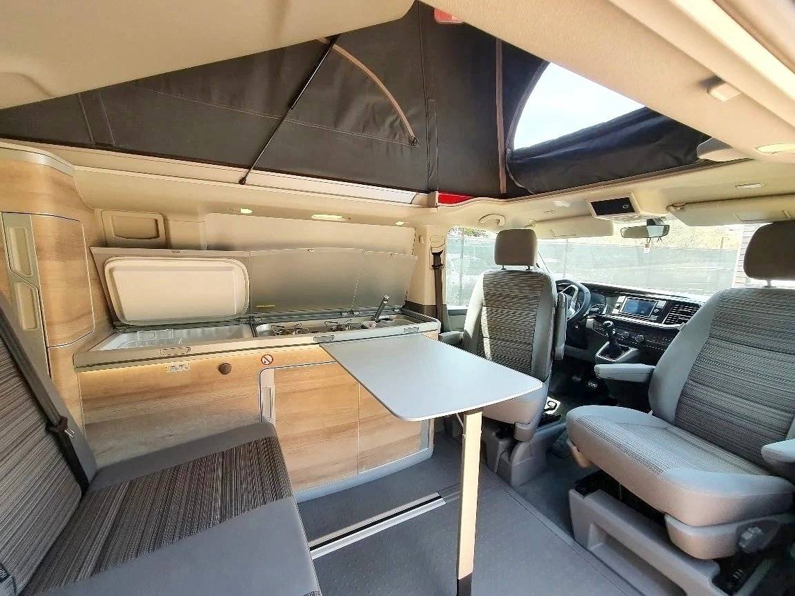 Dining Area Volkswagen VOLKSWAGEN CALIFORNIA - Yescapa