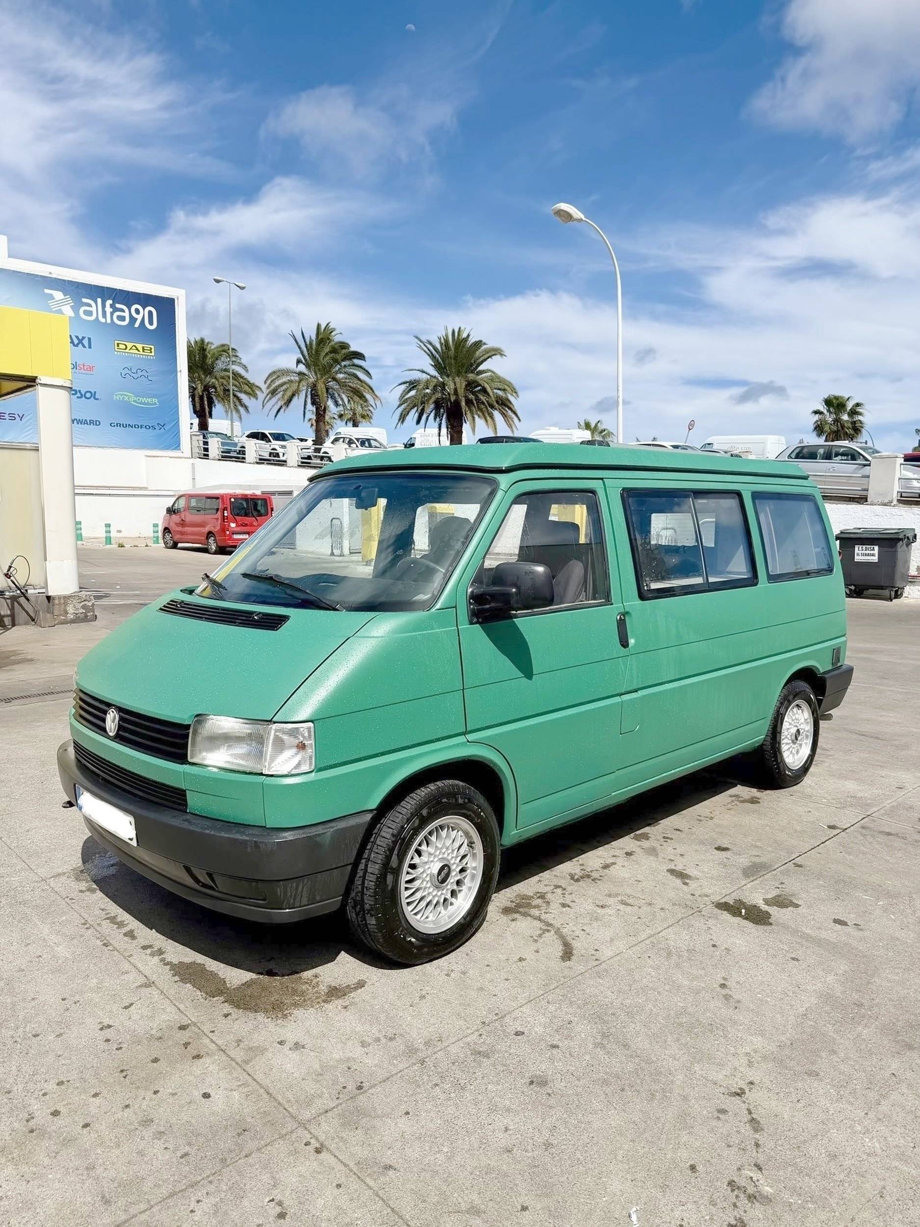 Front view from 3/4 Volkswagen California - Yescapa