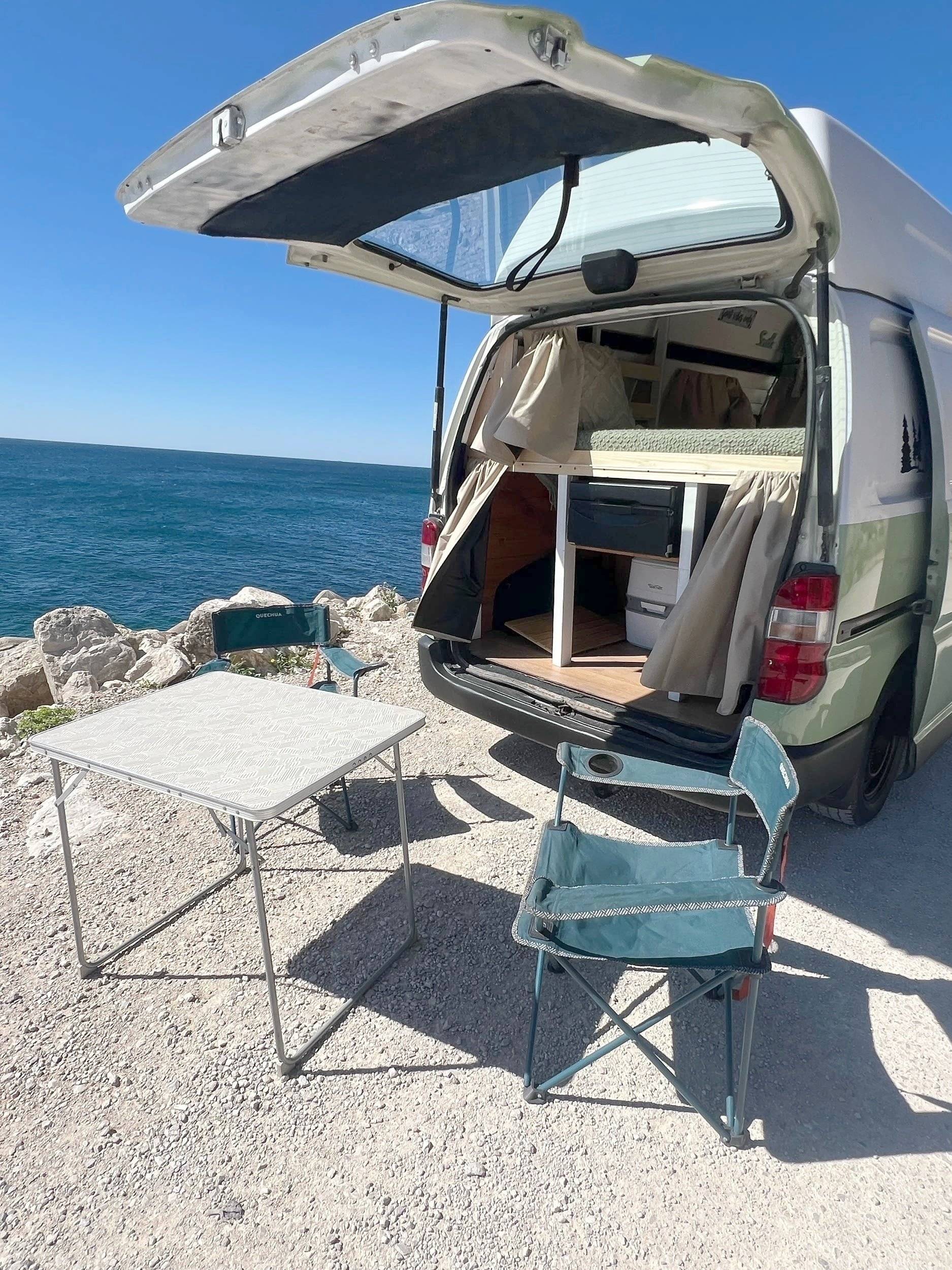 Área de jantar Toyota Hiace - Yescapa