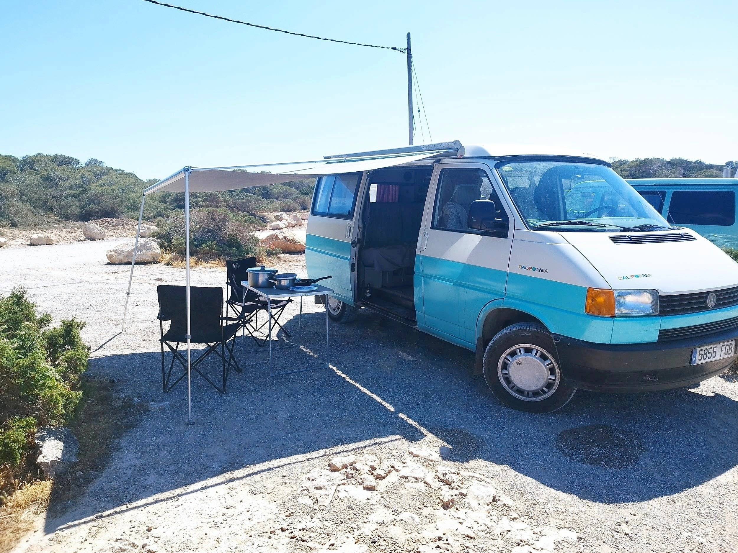 Vista frontale a ¾ Volkswagen California - Yescapa