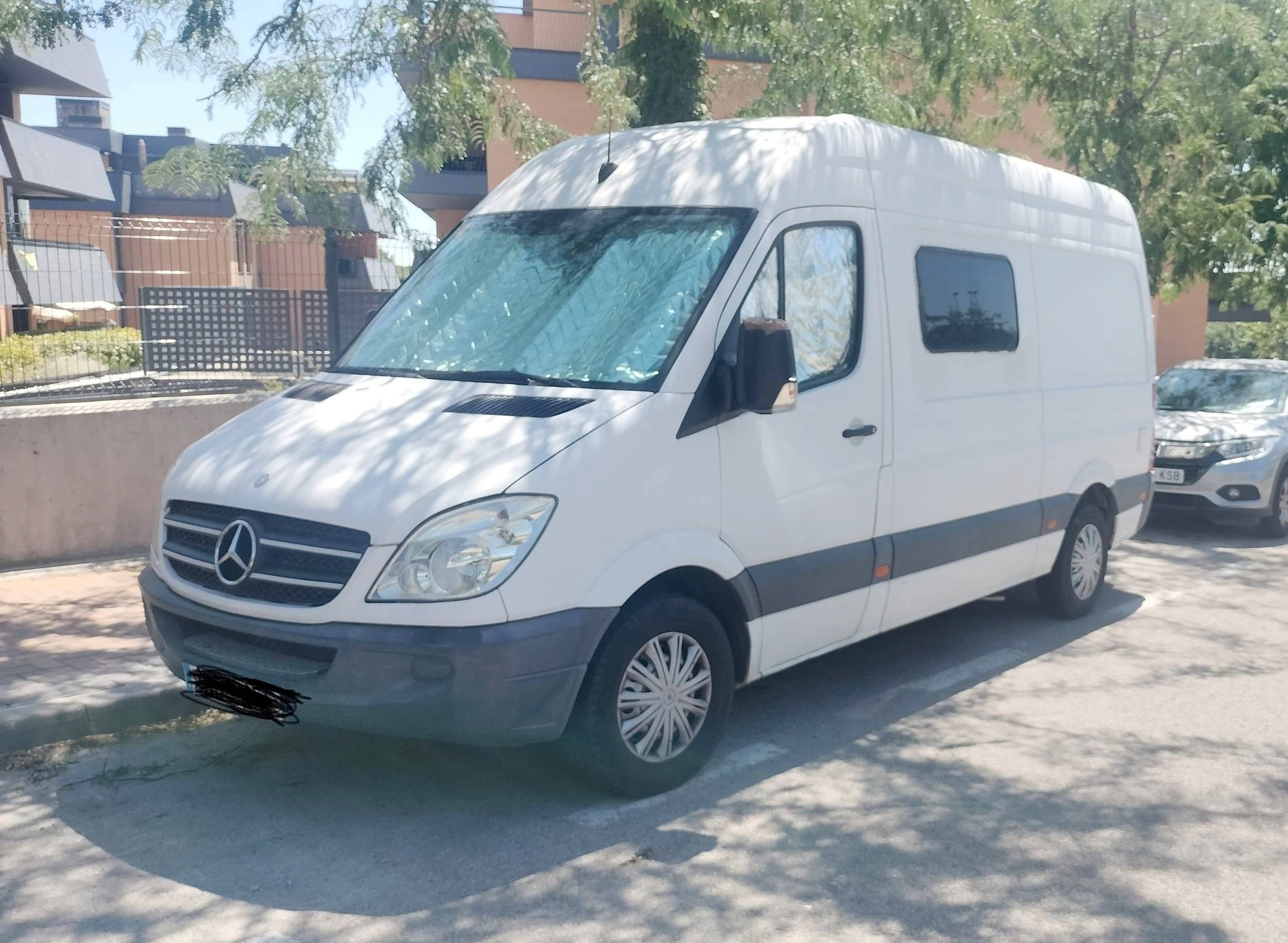 Vista del vehículo ángulo delantero Mercedes Sprinter 2,2 143 ch - Yescapa