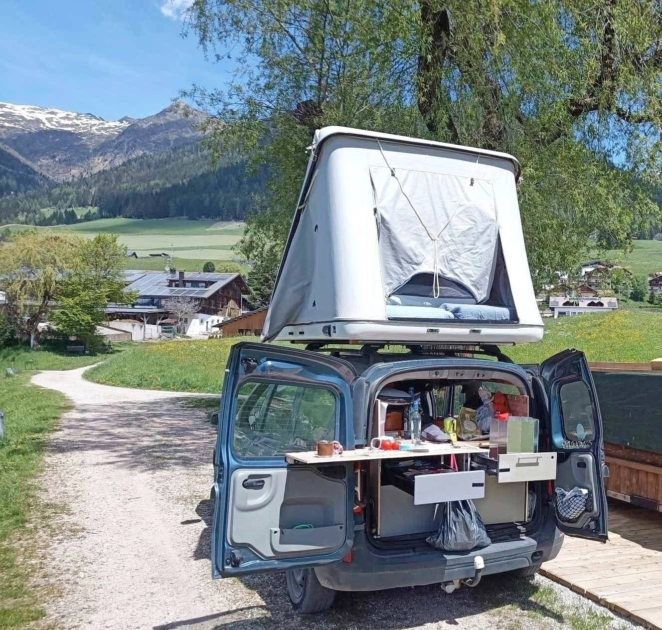 schräge Vorderansicht Dacia Dacia Logan MCV 1 - Yescapa