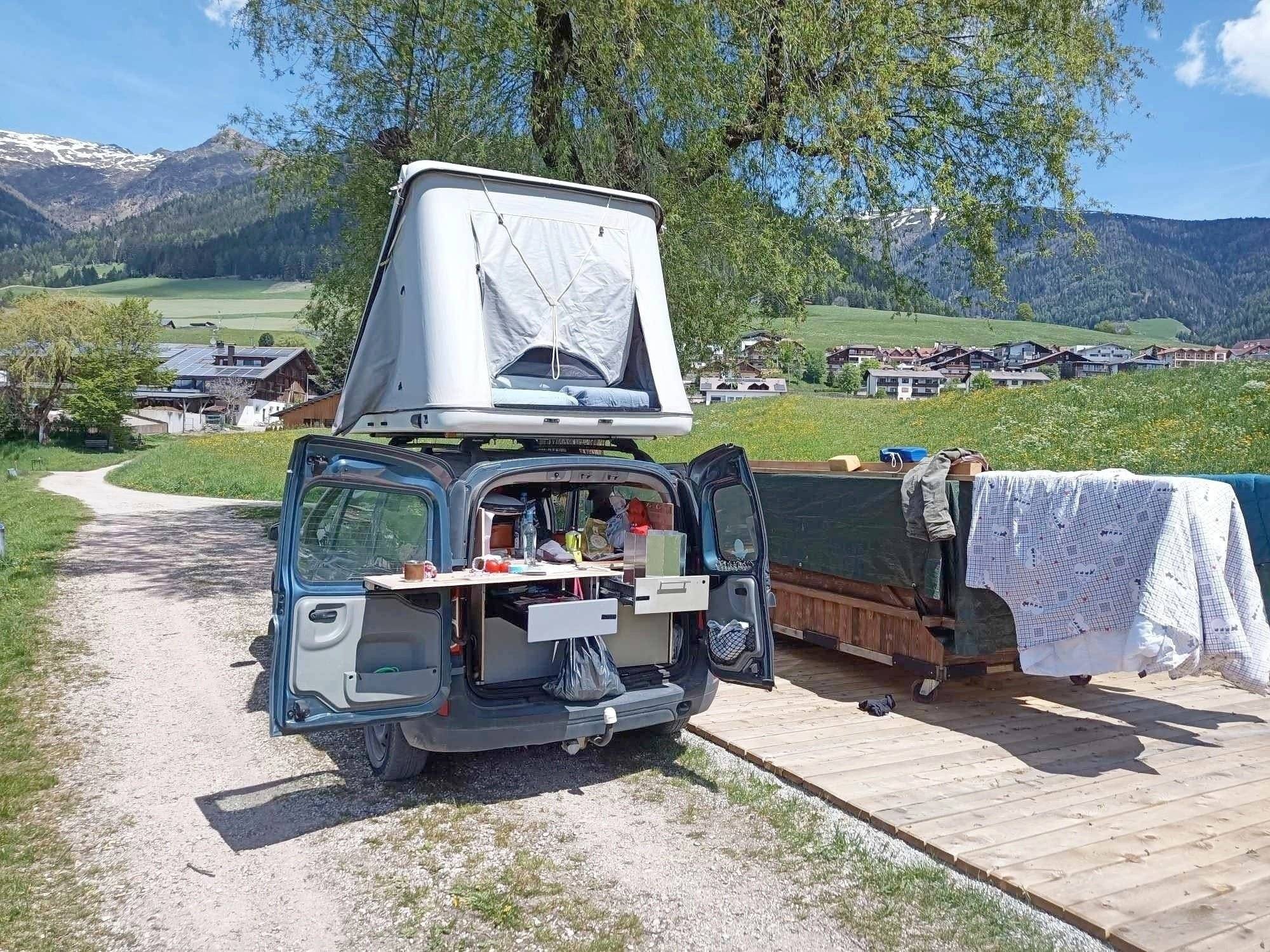 Front view from 3/4 Dacia Dacia Logan MCV 1 - Yescapa